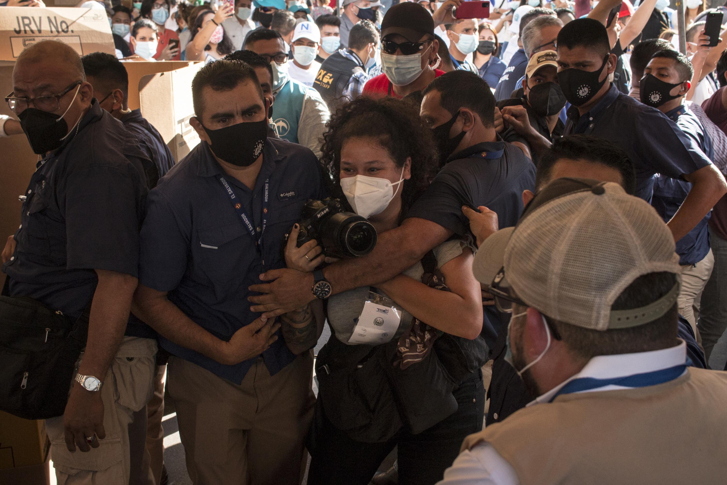 Posterior a la votación del presidente Bukele, elementos de su seguridad agredieron a la fotoperiodista Jessica Orellana, en el centro de votación del Bulevar del Hipódromo, en San Salvador. Foto de El Faro: Víctor Peña. 