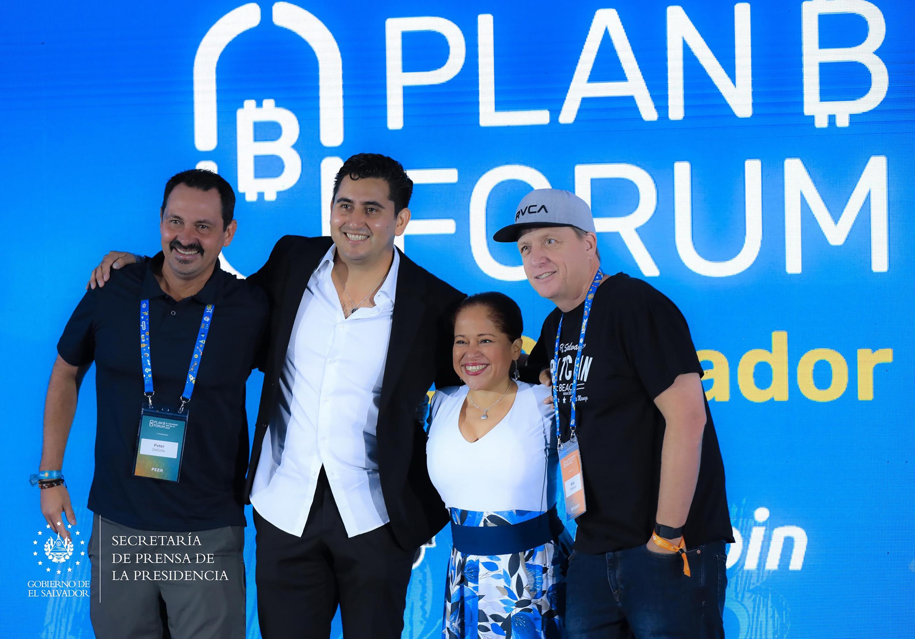 Peter DeSoto, Román Martínez, and Michael Peterson, founders of “Bitcoin Beach”, pose with Minister of Tourism Morena Valdez. Photo Press Office of the Presidency