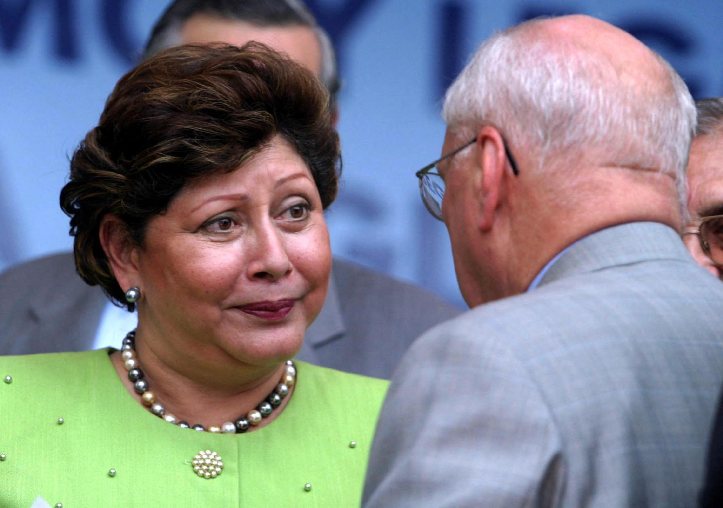 Alba Luz Ramos, president of the Nicaraguan Supreme Court, speaks with President Enrique Bolaños on Sep. 5, 2003. The head of state had just given a speech commemmorating the twenty-fourth anniversary of the Nicaraguan National Police and severely criticizing the actions of the Judicial Branch. Photo Miguel Álvarez/AFP