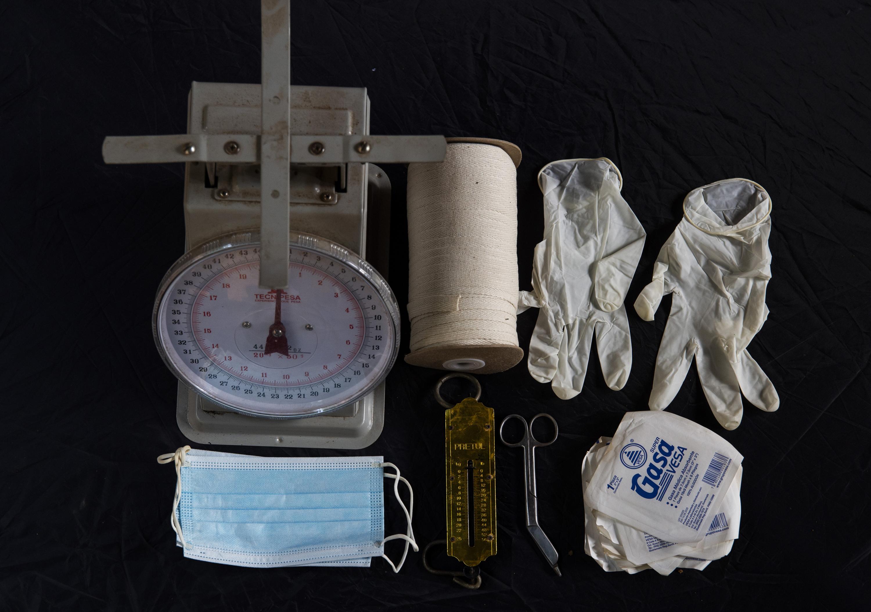 “We struggle. We have to figure out how to provide care with what we have. The government is over there, far away, and we are here, forgotten,” says Lidia Hernández as she displays the supplies that she has on hand to attend births. Her first-aid kit is a clear plastic bag hanging from the ceiling and containing a few basic supplies: umbilical tape, scissors, a box of gauze, a box of latex gloves, a box of masks, a small scale and large scale. Sometimes, the kit includes an umbrella. “We have no resources. They don’t give us any supplies, but they demand that we have safe and clean deliveries. We have to buy our own supplies and oftentimes we rely on the voluntary collaboration of the families we serve,” said Febe Guarcas, a midwife from San Lucas Tolimán, Sololá, and the treasurer of the National Movement of Midwives, who spoke to El Faro during a presentation that the organization delivered to the Guatemalan Congress on Wednesday, September 18. The only member of Congress to attend was Sonia Gutiérrez, of the Winaq party. The other deputies invited were not present, as has been the case since 2016.