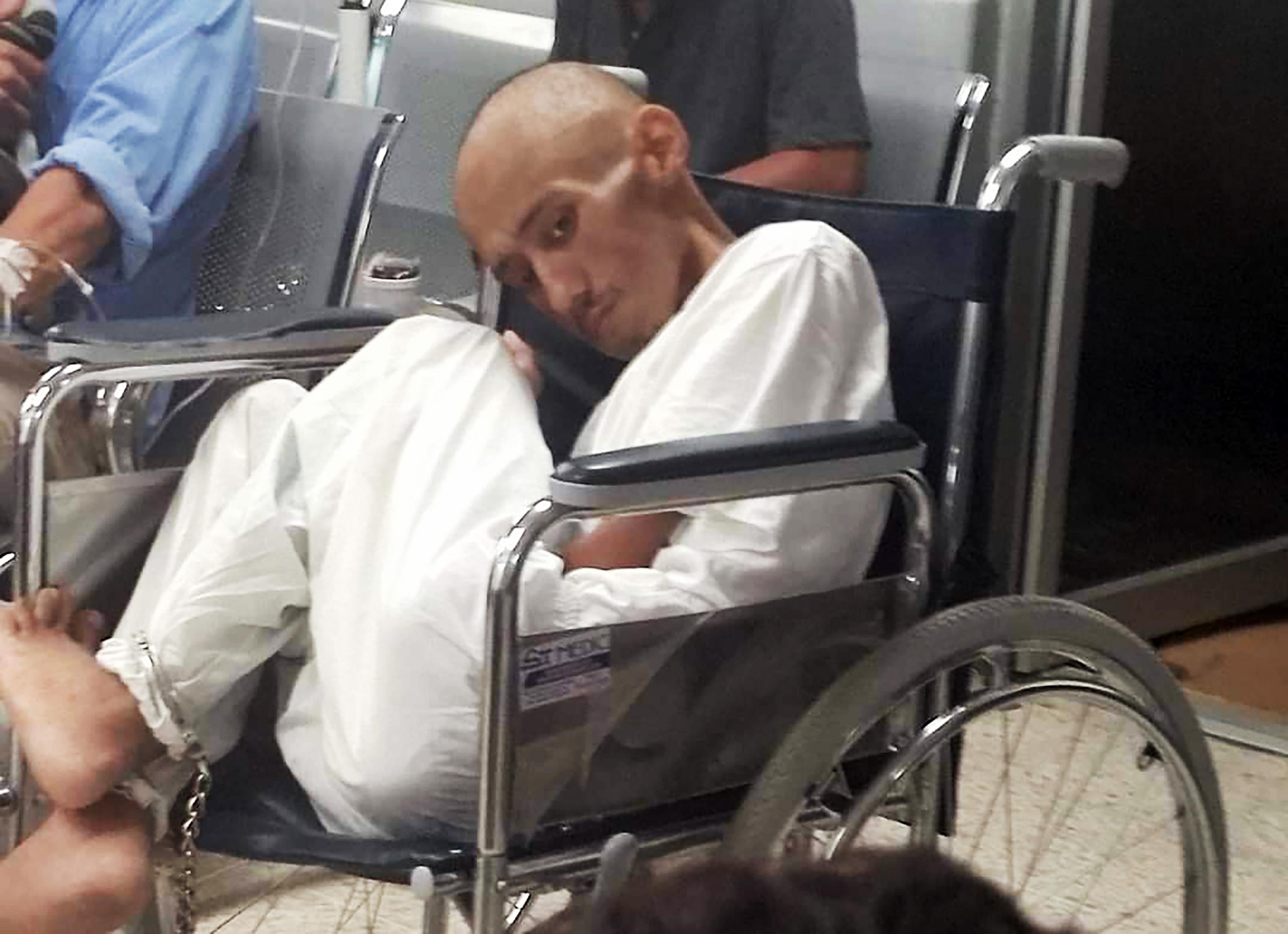 An anonymous person photographed Juan Saúl in 2024 while he was waiting to be treated at the Zaldaña Hospital. The image was uploaded to social media, which was how his family found out about his health condition. Photo El Faro