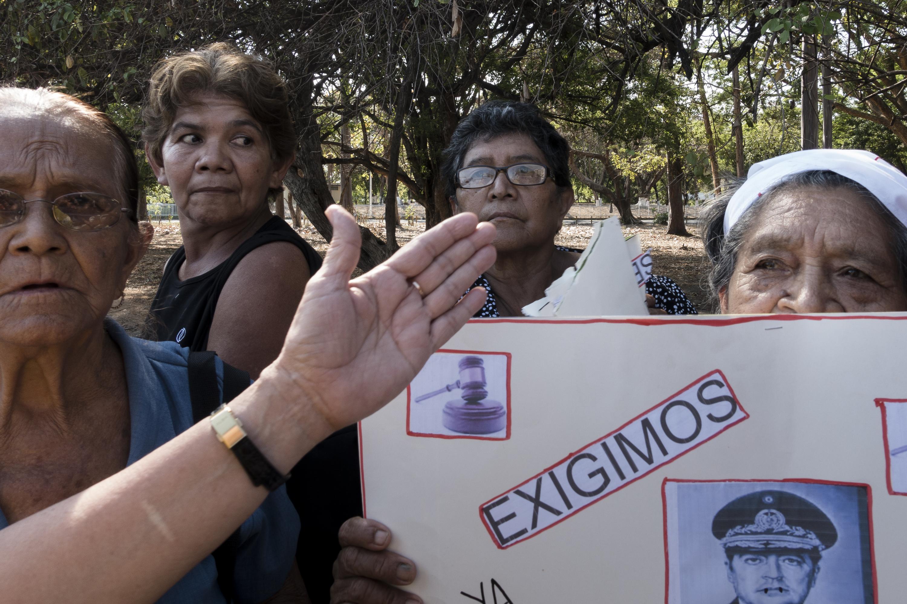 Organizaciones de víctimas del conflicto armado esperan la llegada del exministro de Defensa y exdirector de la Guardia Nacional de El Salvador, Carlos Vides Casanova. Quienes exigen que sea procesado por violación a los derechos humanos. Foto archivo El Faro.