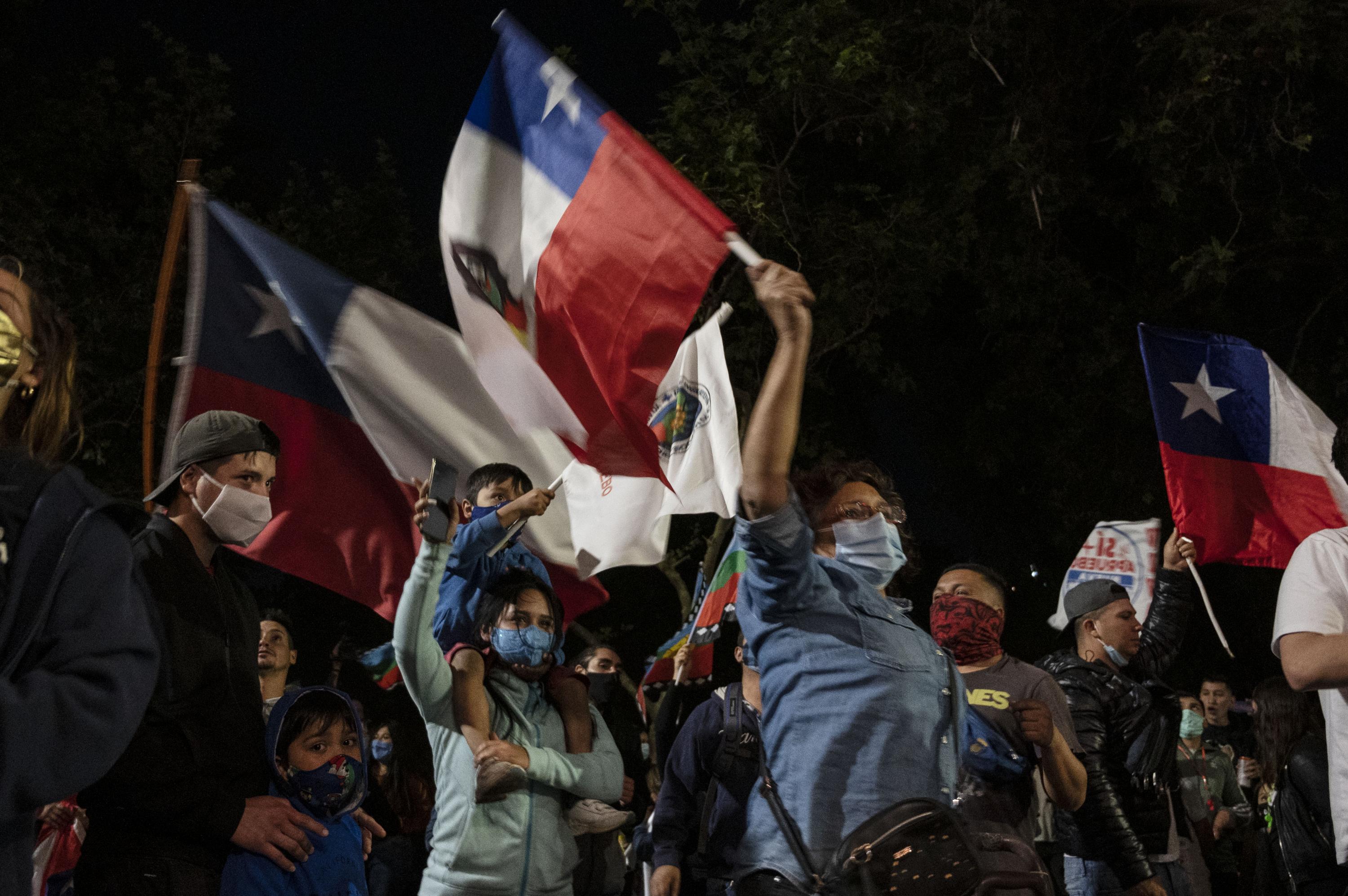 Mujeres, hombres, familias celebraron la derogación de la Contitución de Pinochet. Photo by Pedro Ugarte / AFP