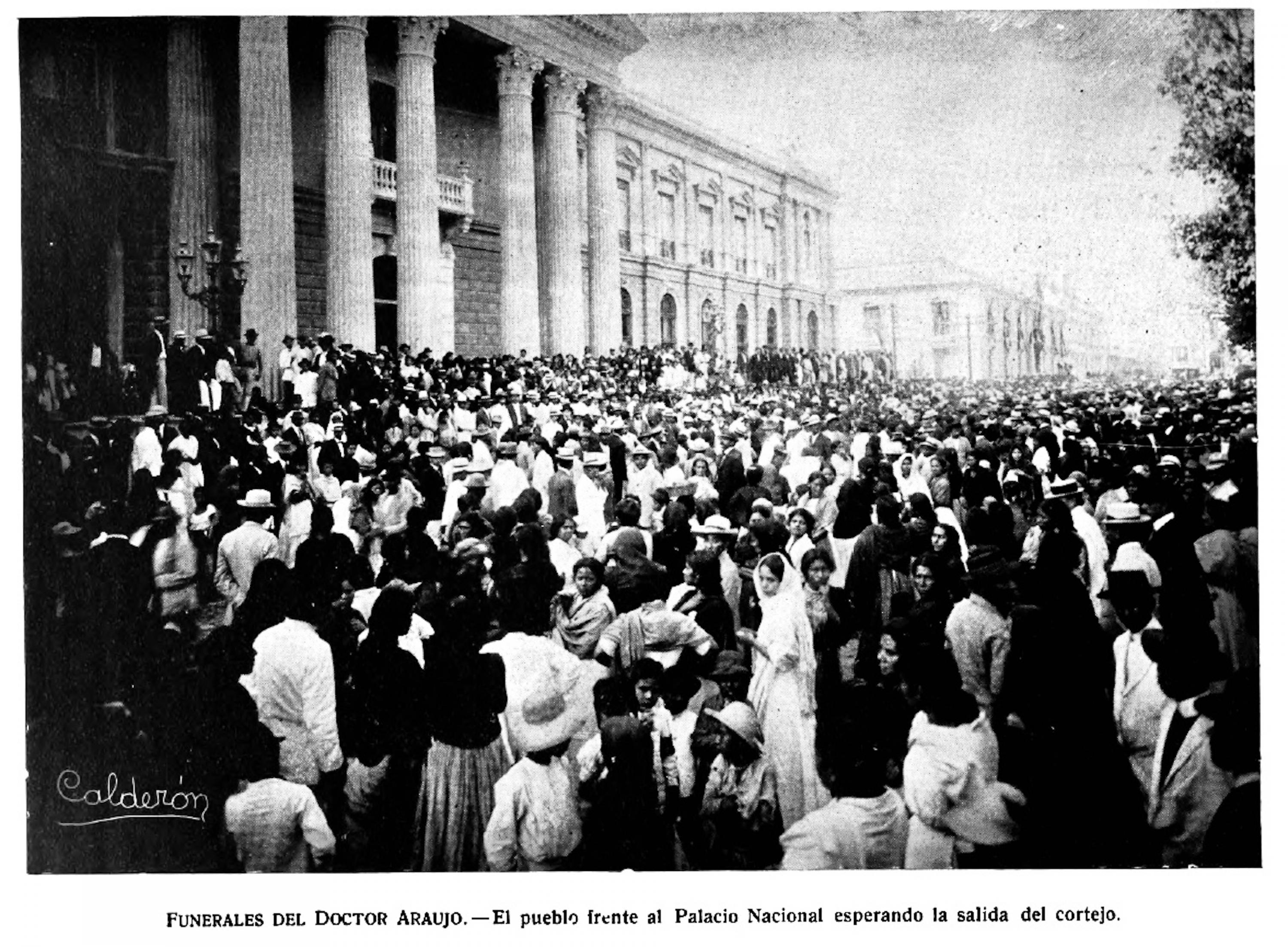 Funerales del presidente Manuel Enrique Araujo tras su asesinato en febrero de 1913. La nutrida asistencia refleja su gran popularidad que se debía en buena parte a su diplomacia independiente y su sensibilidad a los problemas de las mayorías. Foto de El Faro: Libro Araujo (San Salvador, Imprenta Nacional, 1914).