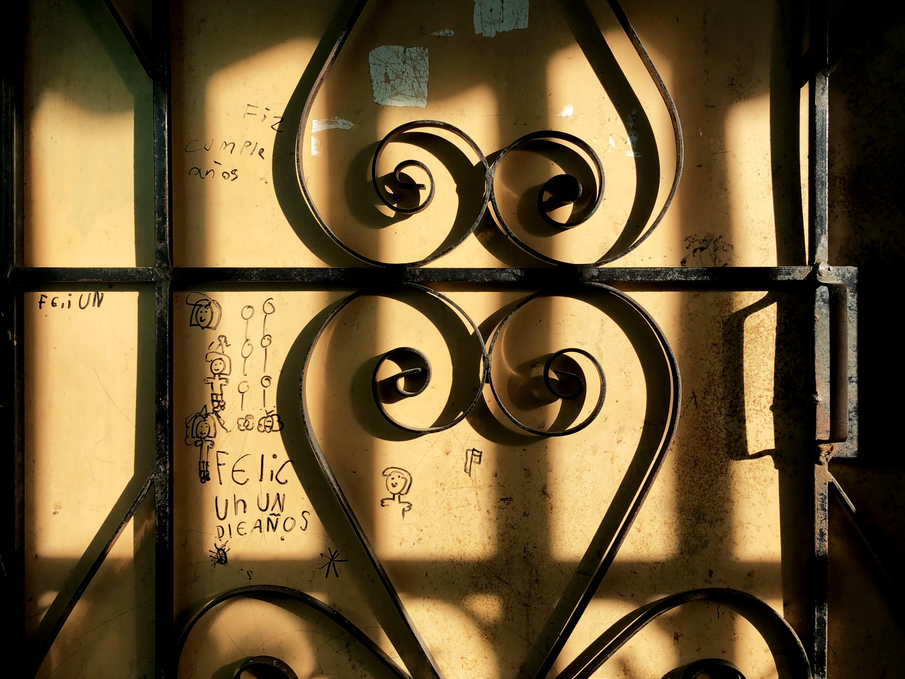 Esta es la puerta de la otrora casa de la víctima del caso Escalante. La familia huyó en junio pasado, después de que dos hombres amenazaran y golpearan a la mamá de la niña. Foto de Fred Ramos