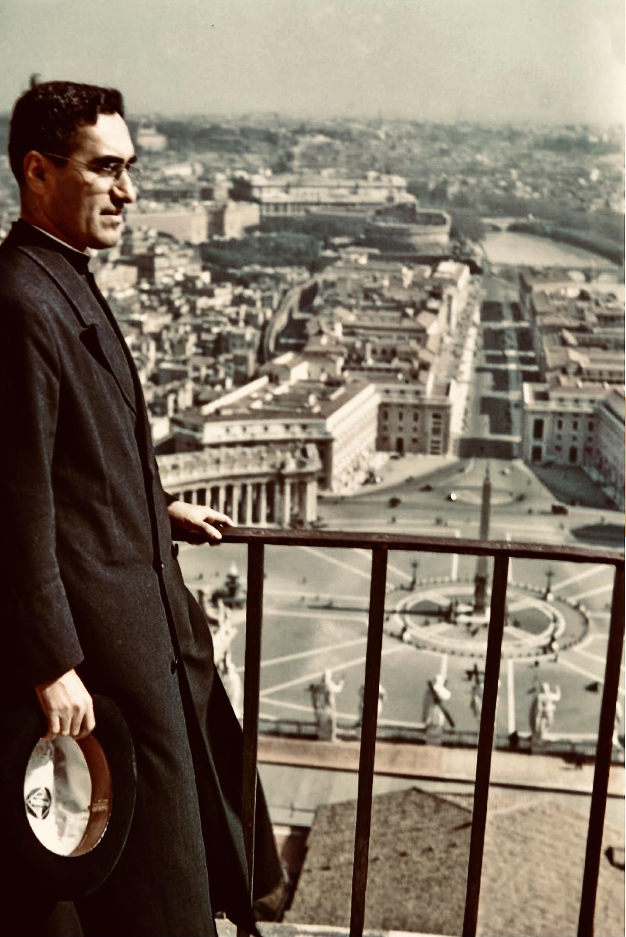 Monseñor Romero en una de sus visitas a El Vaticano. Foto cortesía del Museo de la Palabra y la Imagen (Mupi).