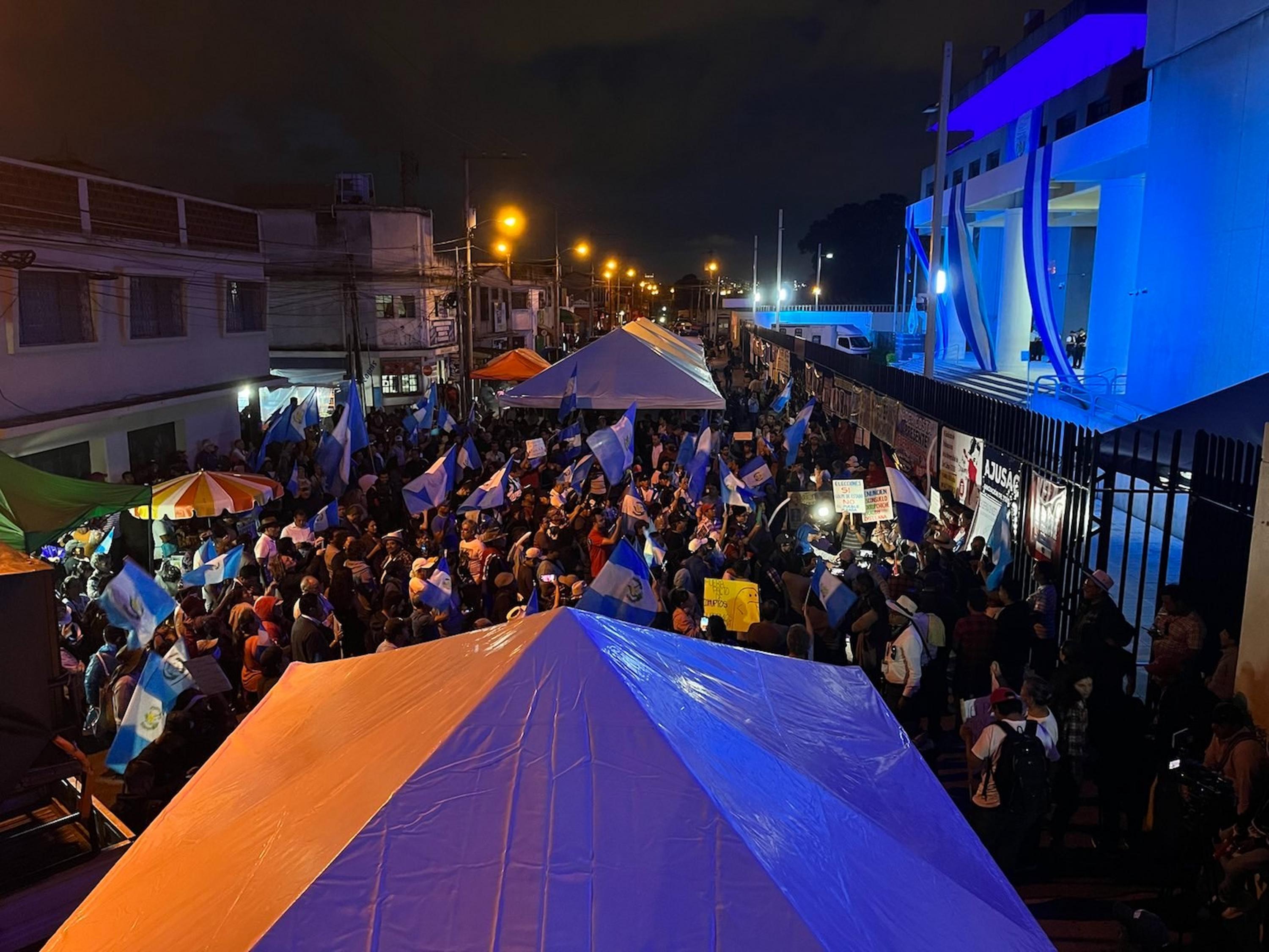 Cientos de manifestantes se reunieron en frente del Ministerio Público este 2 de octubre de 2023 para exigir la renuncia de los principales actores involucrados en el esfuerzo de la fiscalía por impedir el traslado de poder el próximo 14 de enero. Foto de El Faro: Roman Gressier