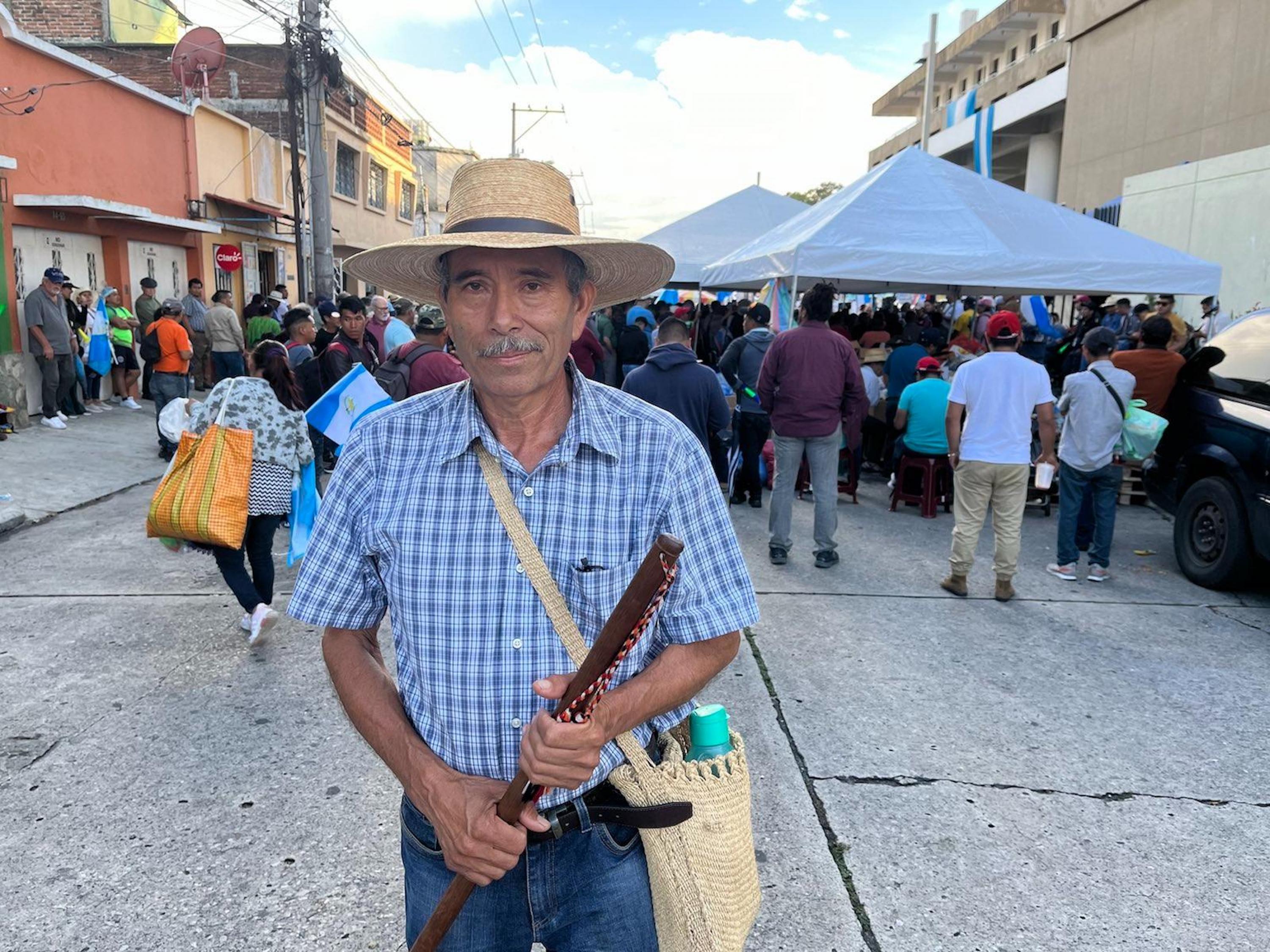 Aleisar Arana, presidente del Parlamento Xinka, en la sede del Ministerio Público en Ciudad de Guatemala el 4 de octubre de 2023. Desde 2014 la vara de mando que le ha conferido el pueblo xinka, oriundo del suroriente de Guatemala. Foto de El Faro: Roman Gressier