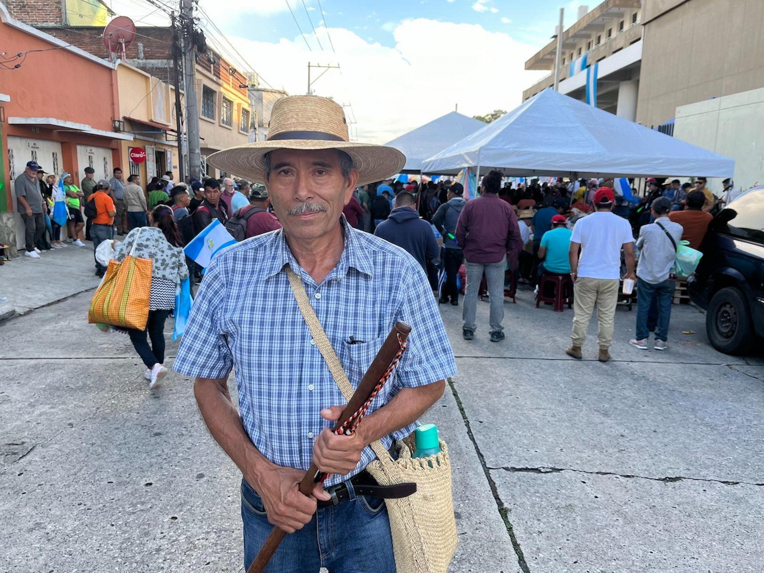 Aleisar Arana, presidente del Parlamento Xinka, en la sede del Ministerio Público en Ciudad de Guatemala el 4 de octubre de 2023. Desde 2014 la vara de mando que le ha conferido el pueblo xinka, oriundo del suroriente de Guatemala. Foto de El Faro: Roman Gressier