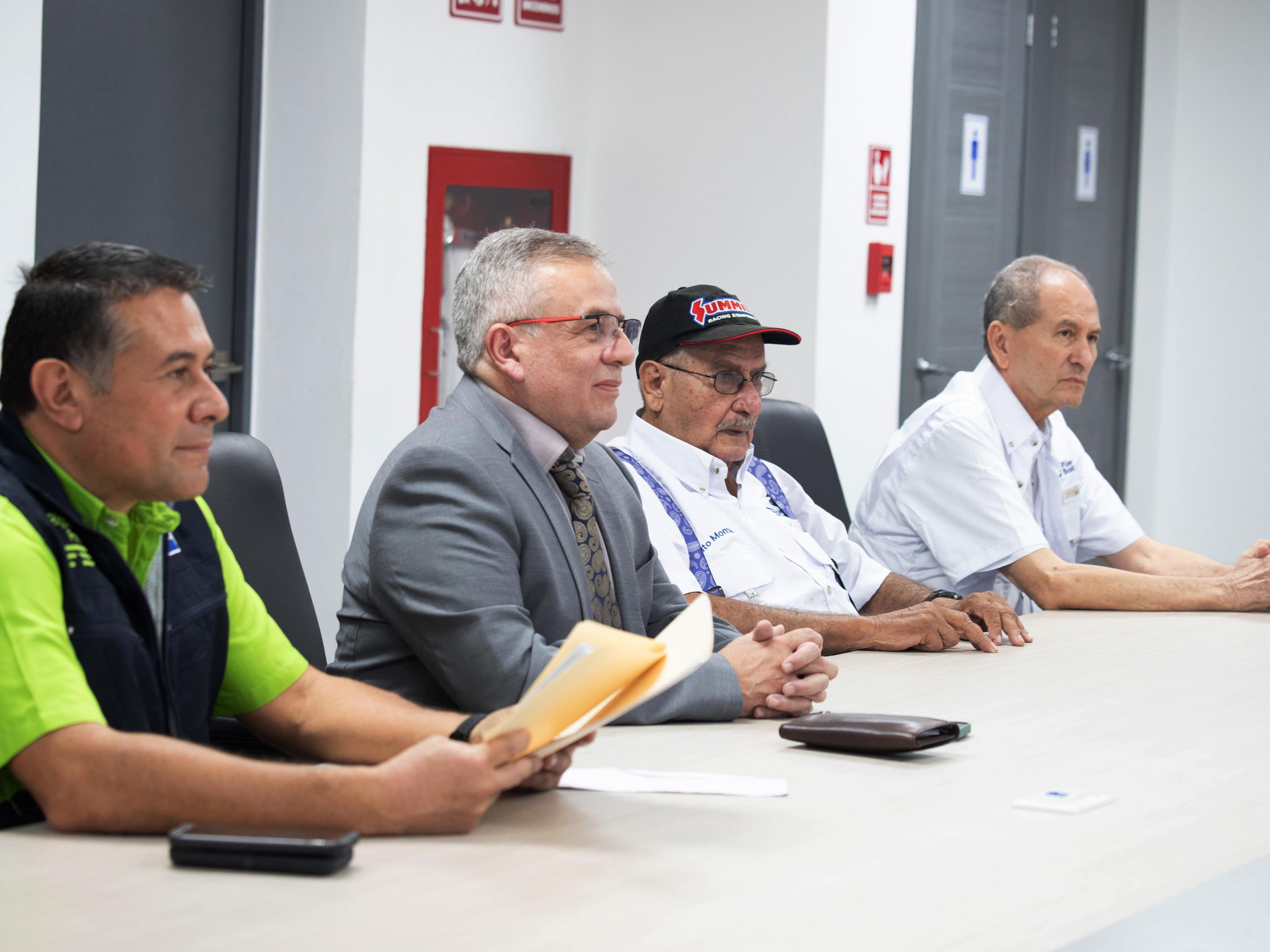 De izquierda a derecha: Rigoberto Soto, presidente de Fuerza Solidaria; Javier Renderos, candidato presidencial; Rafael Montalvo, candidato a vicepresidente; y Andrés Rovira, presidente honorario de Fuerza Solidaria. Foto: tomada del sitio del TSE.