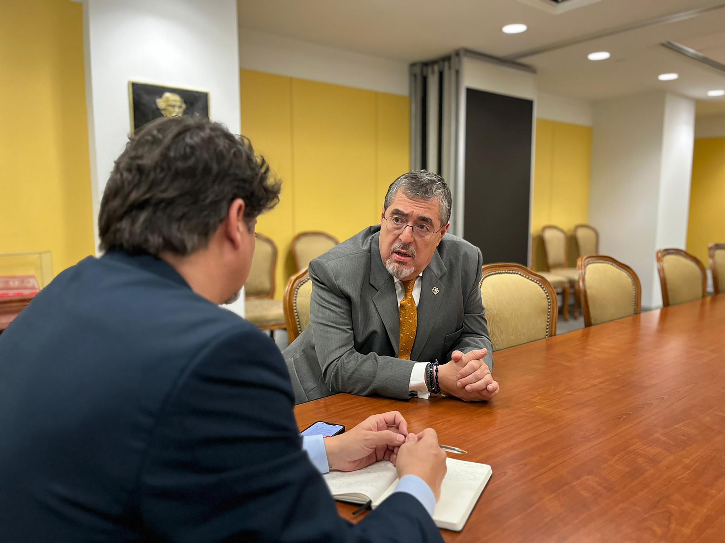 El presidente Bernardo Arévalo durante su entrevista con El Faro el 26 de marzo de 2024, en Washington DC. Foto de El Faro: Cortesía Presidencia de Guatemala.