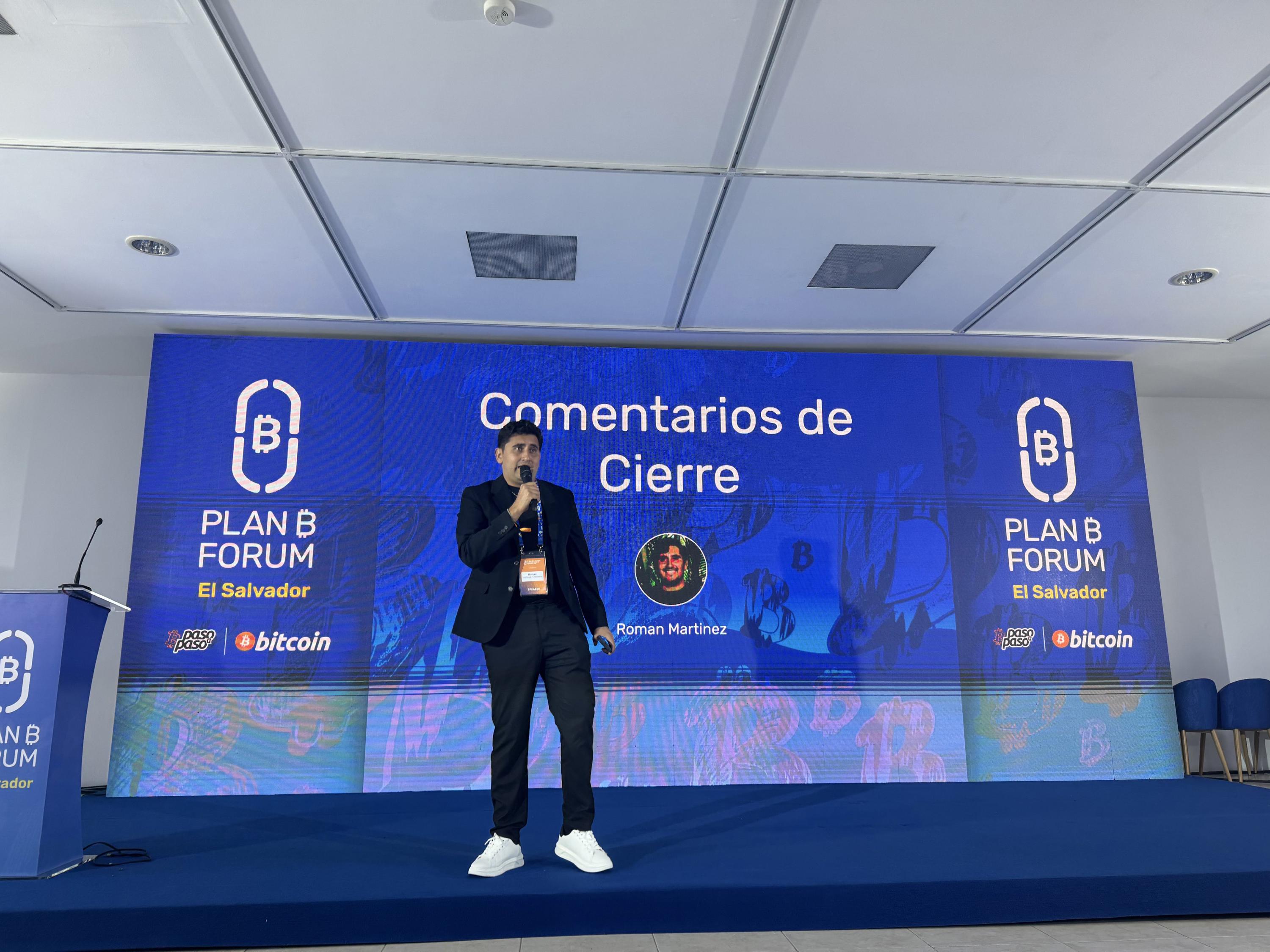 Román Martínez, originario de El Zonte, ha impulsado un boom inmobiliario en la zona, dirigido a extranjeros y entusiastas de la criptomoneda Bitcoin. Foto: cortesía Plan B Forum.