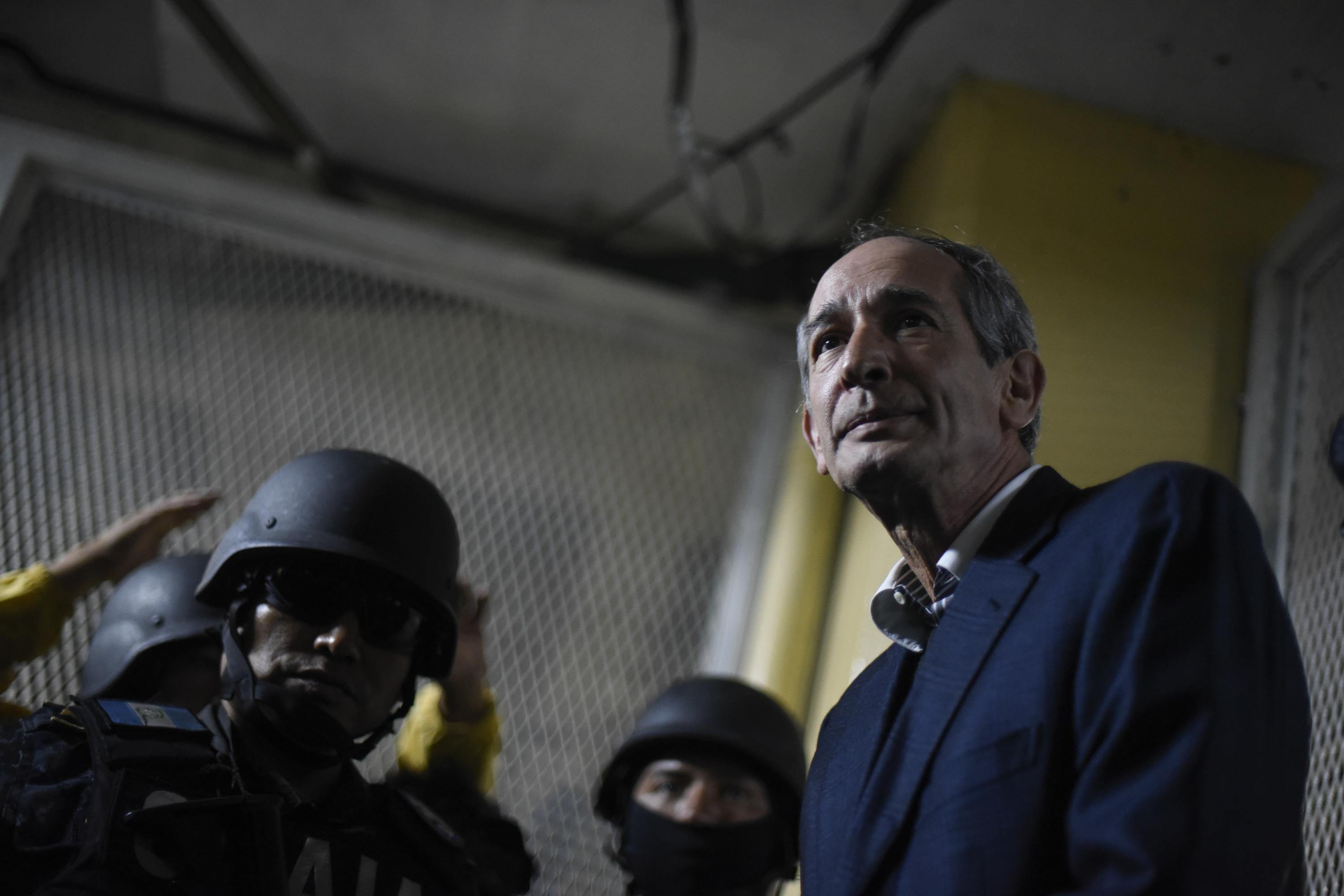 El expresidente Álvaro Colom a su llegada a Torre de Tribunales el 13 de febrero de 2018. Las autoridades le acusan, junto a nueve ministros de su gobierno, por casos de corrupción relacionados con la adjudicación a empresas del sistema público de transporte.  AFP PHOTO | Johan Ordóñez
