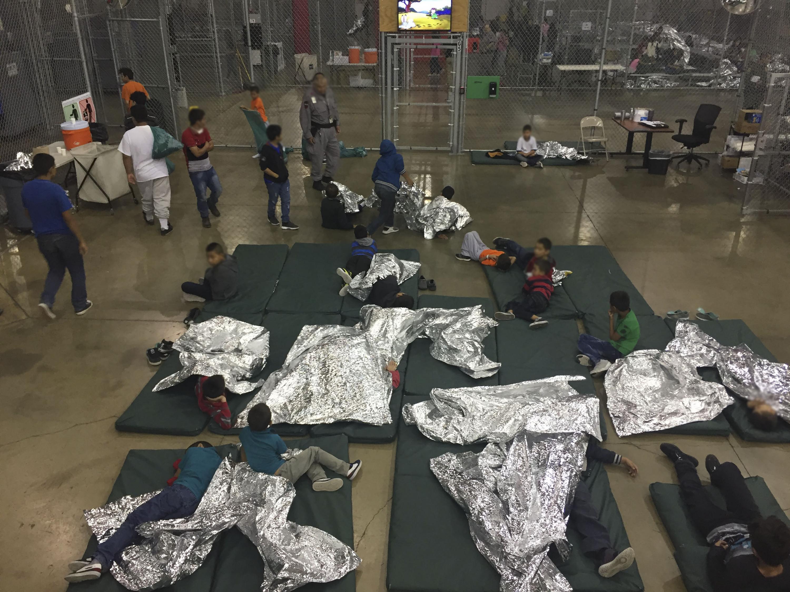 Esta imagen de la Oficina de Aduanas y Protección data del 17 de junio  de 2018 y fue tomada en el Centro de Detención de McAllen, Texas.  AFP PHOTO / US Customs and Border Protection 