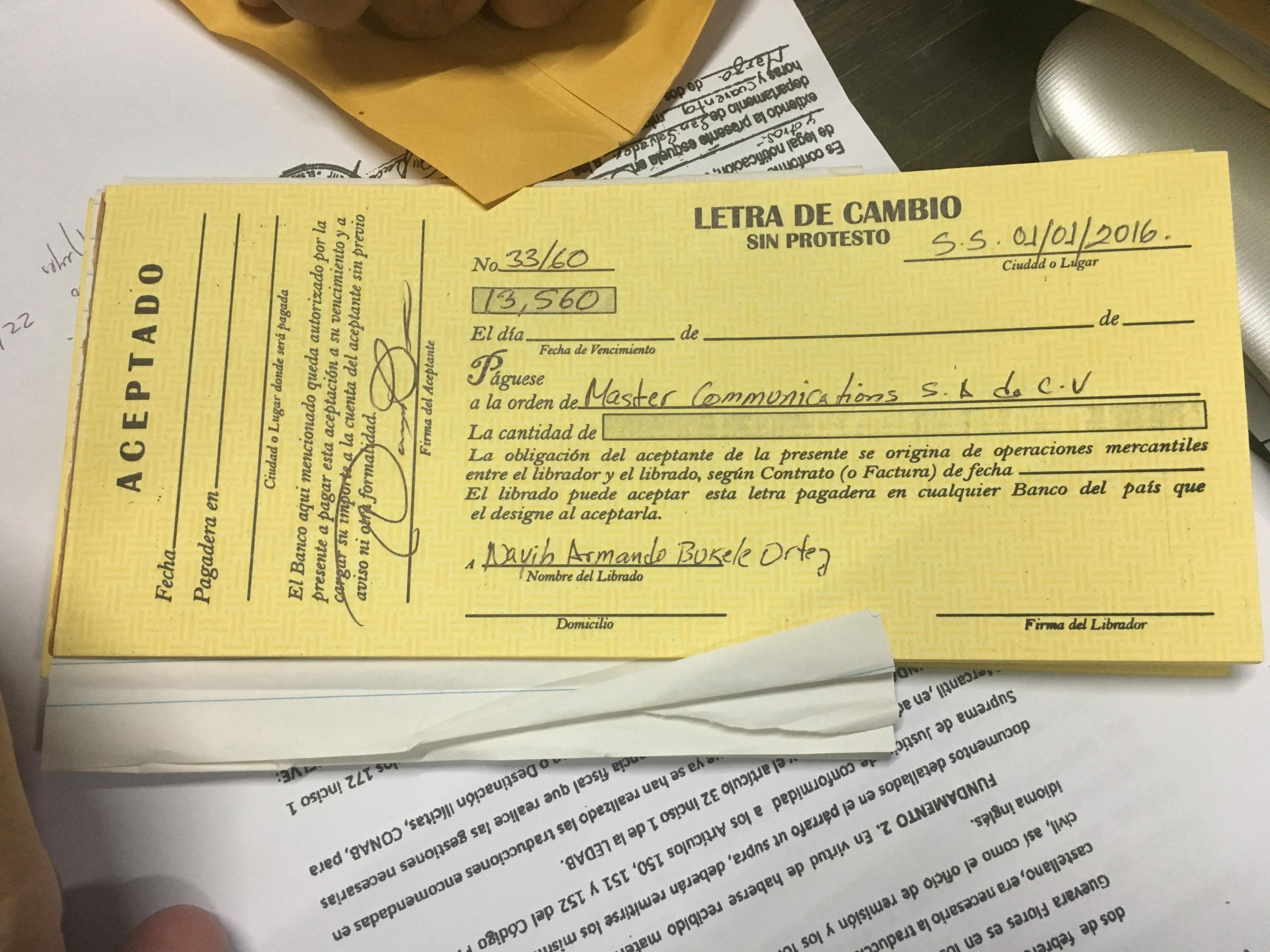 Una de las letras de cambio que Carlos Avelar, abogado de Rigoberto Trinidad -dueño de Master Communicattion-, presentó a El Faro como prueba de uno de los pagarés que el alcalde Nayib Bukele firmó después del convenio de pago suscrito en diciembre de 2015, en el cual Trinidad perdonó a Starlight el 40% de la deuda acumulada por el impago en el alquiler de las frecuencias. 