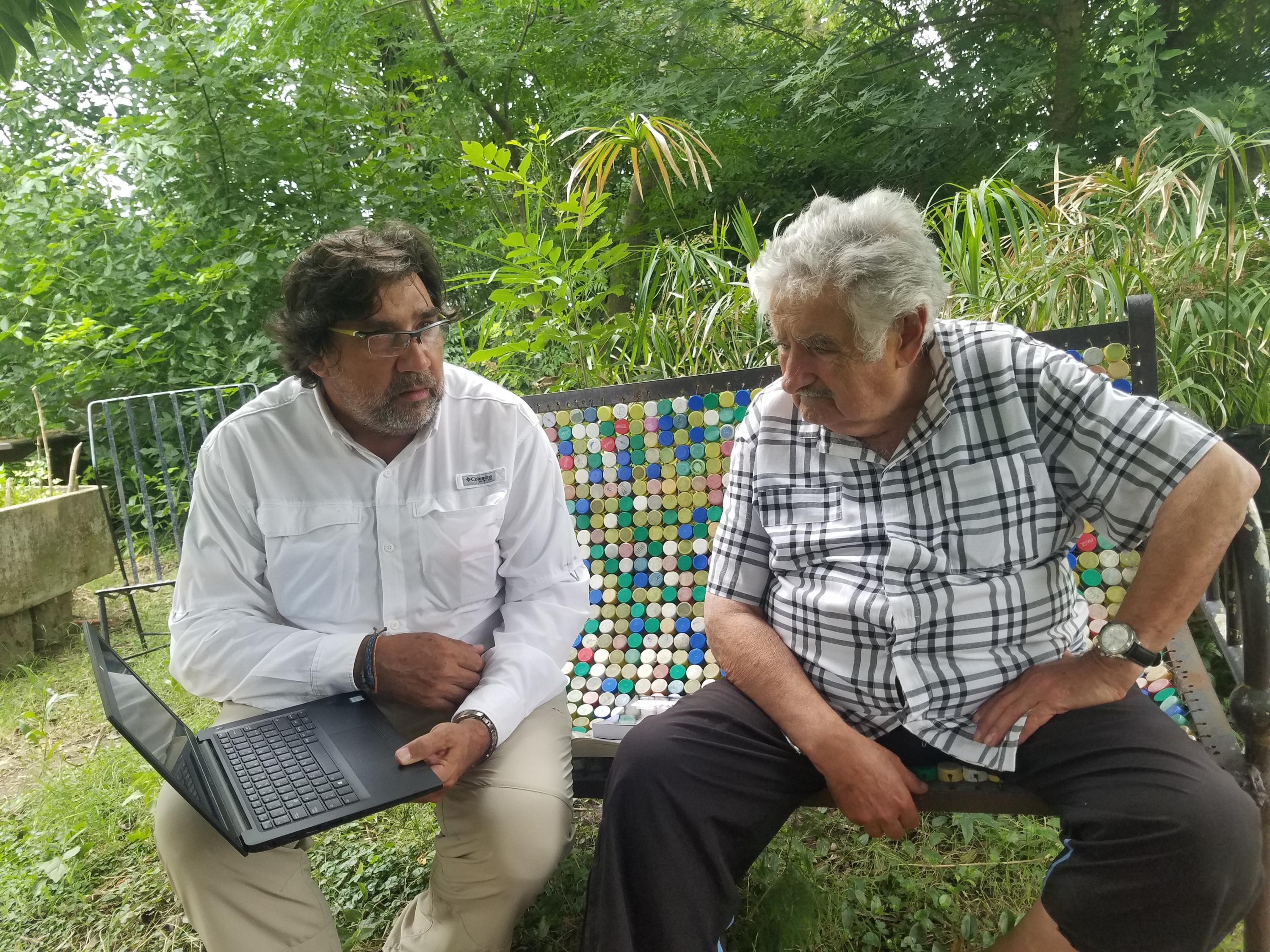 Óscar Picardo junto al expresidente Pepe Mujica. Imagen cortesía del autor. 
