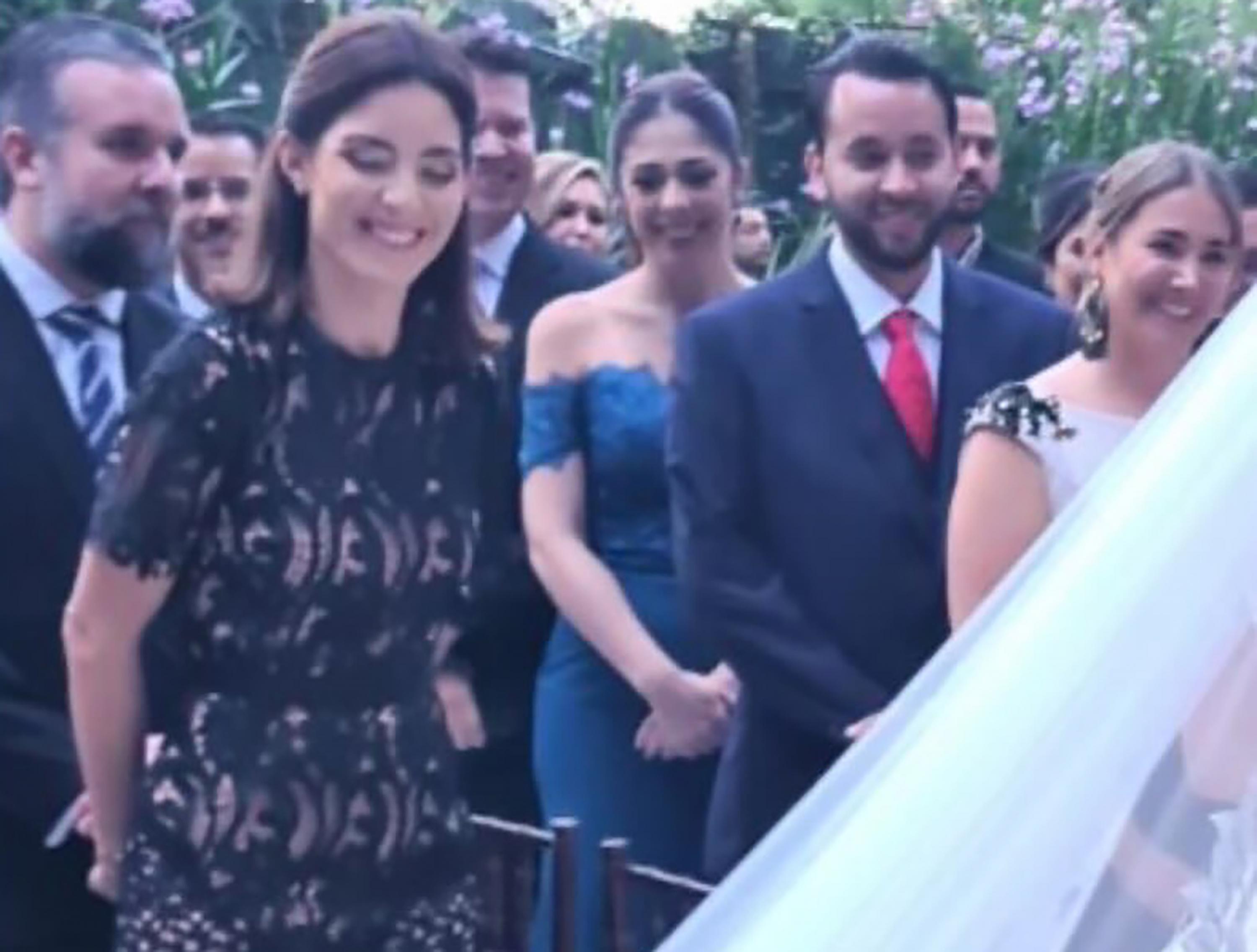De izquierda a derecha, Tomás Hernández y María Alejandra García durante la ceremonia de matrimonio del hermano del presidente Nayib Bukele, Ibrajim Bukele en Cajamarca.