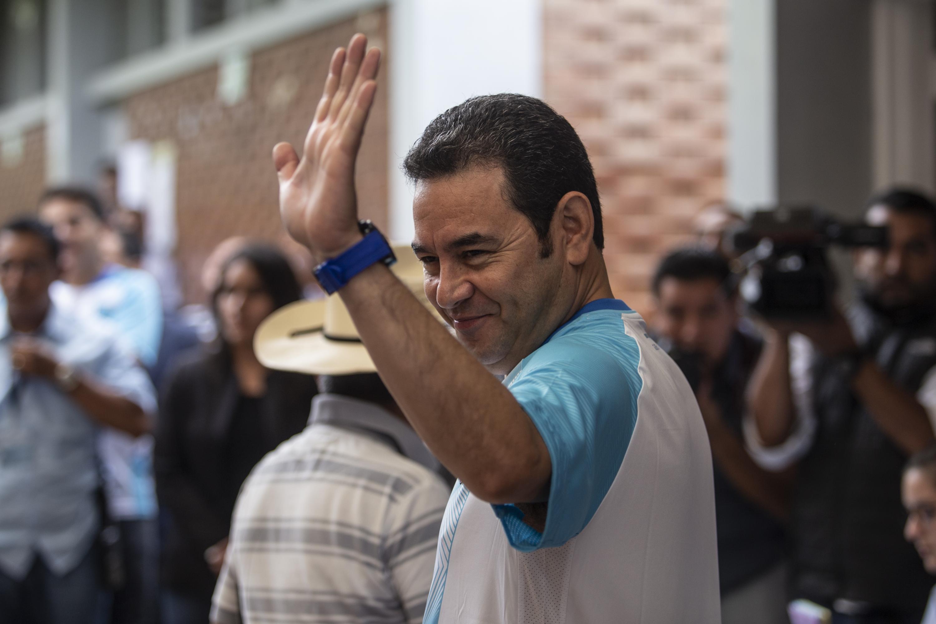 El presidente Jimmy Morales llegó al Colegio Mixto Ave María en el municipio de Mixco para ejercer su voto . Foto: Carlos Barrera