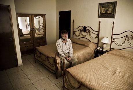 30 years after Romero's assassination, Captain Alvaro Rafael Saravia tells his version of the conspiracy for the assassination. He now lives completely isolated and abandoned by his friends and family. / Photo: Edu Ponces.