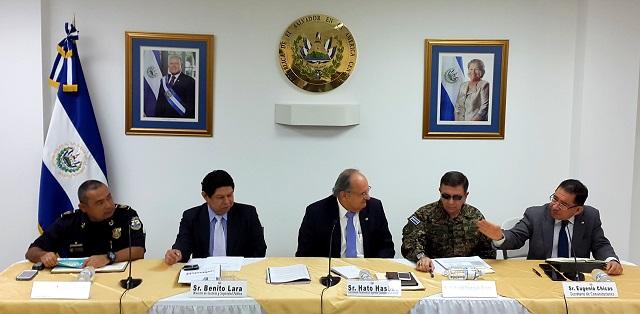 Conferencia de prensa del gabinete de seguridad, celebrada este viernes 5 de junio. De izquierda a derecha, Mauricio Ramírez Landaverde, director de la PNC; Benito Lara, ministro de Seguridad Pública; Hato Hasbún, comisionado presidencial para la Seguridad; Davíd Munguía Payés, ministro de Defensa; y Eugenio Chicas, secretario de comunicaciones de la Presidencia. Foto Roberto Valencia.