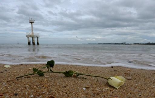 Niños tailandeses colocaron rosas a la orilla de la playa cercana al parque memorial Ban Nam Khem, durante la conmemoración del décimo aniversario del tsunami en la provincia Phang-nga province. Foto: Pornchai Kittiwongsakul (AFP).
