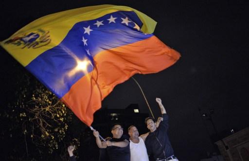 Militantes de la oposición en Venezuela celebran los resultados de los comicios legislativos en Caracas. Este 8 de octubre, el Consejo Nacional de Elecciones confirmó que la oposición obtuvo 112 de 167 escaños en el parlamento, arrebatándole el control del legislativo al chavismo, que por 17 años lo tuvo en sus manos. / AFP / LUIS ROBAYO