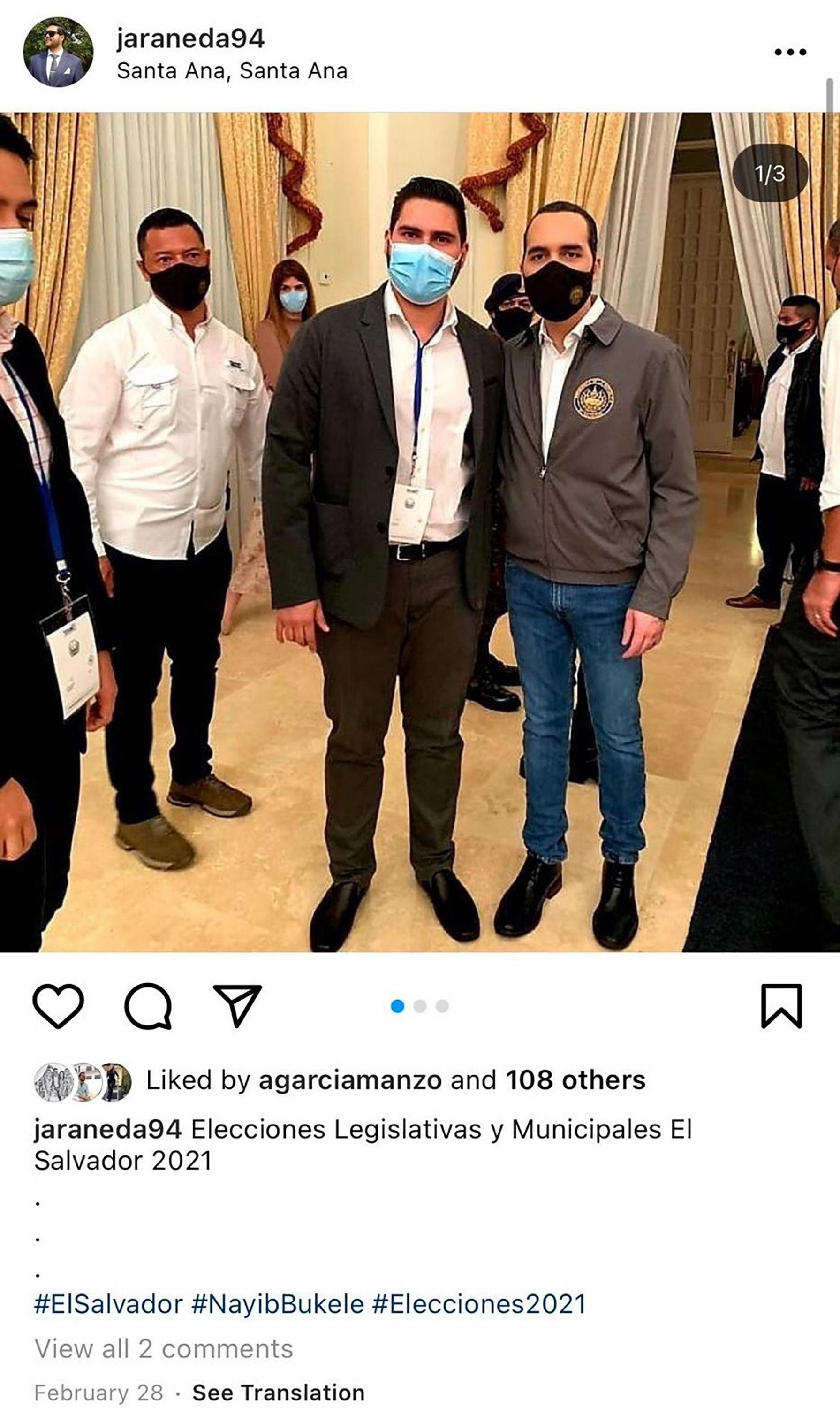 José Luis Araneda Cintrón, secretario general del grupo promotor de Nuevas Ideas en Guatemala, junto con el presidente Nayib Bukele el día de las elecciones legislativas de 2021 en Casa Presidencial. Araneda subió esta foto a su cuenta personal de Instagram.