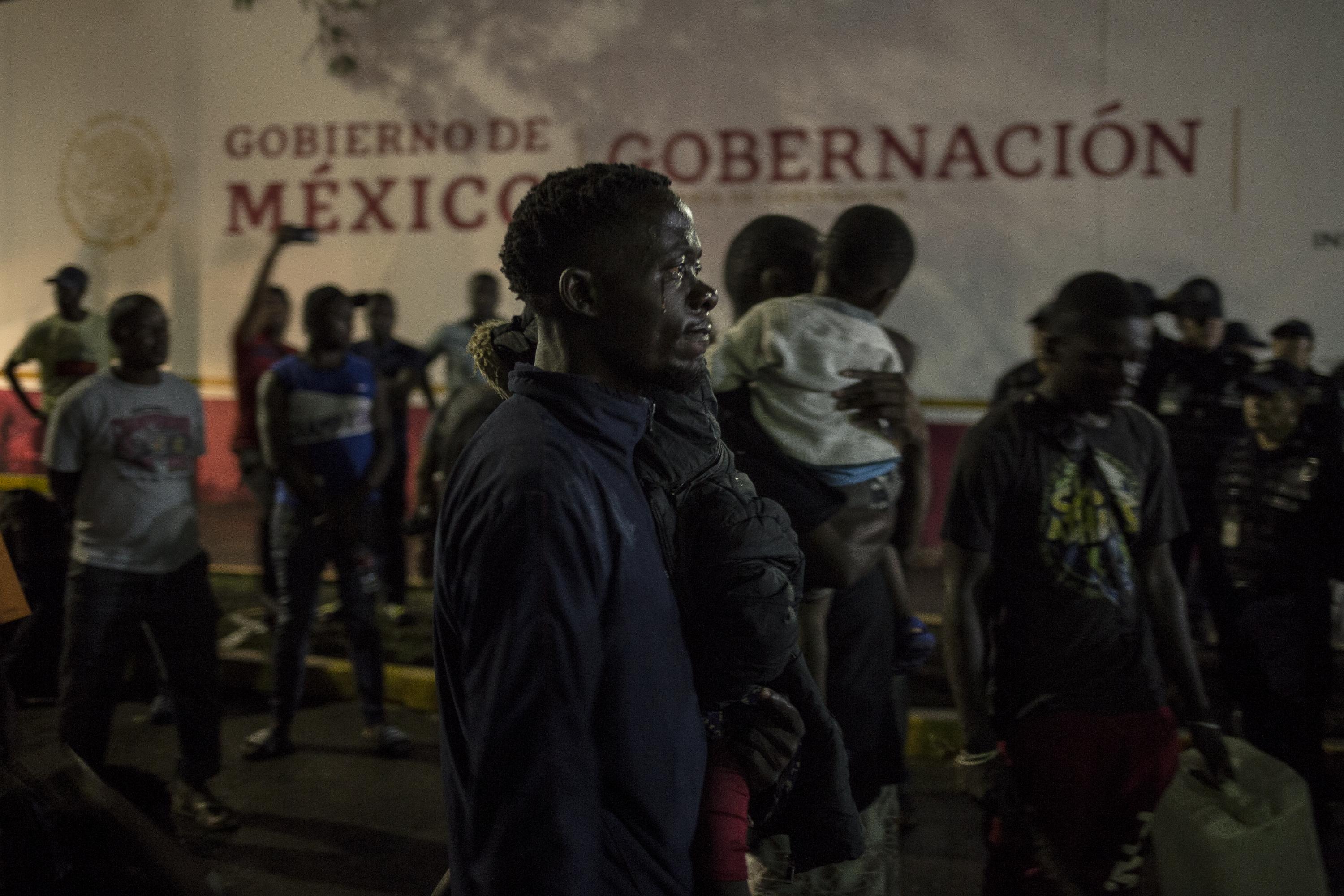 Desde el mes de agosto, la comunidad africana mantiene un campamento frente a la estación migratoria Siglo XXI, al norte de la ciudad de Tapachula, México. Protestan las 24 horas del día. No tienen un lugar para dormir, ni una ración de comida, y tampoco quieren ser refugiados en México. Solo piden transitar libremente para llegar a Estados Unidos. Esta imagen forma parte del especial 