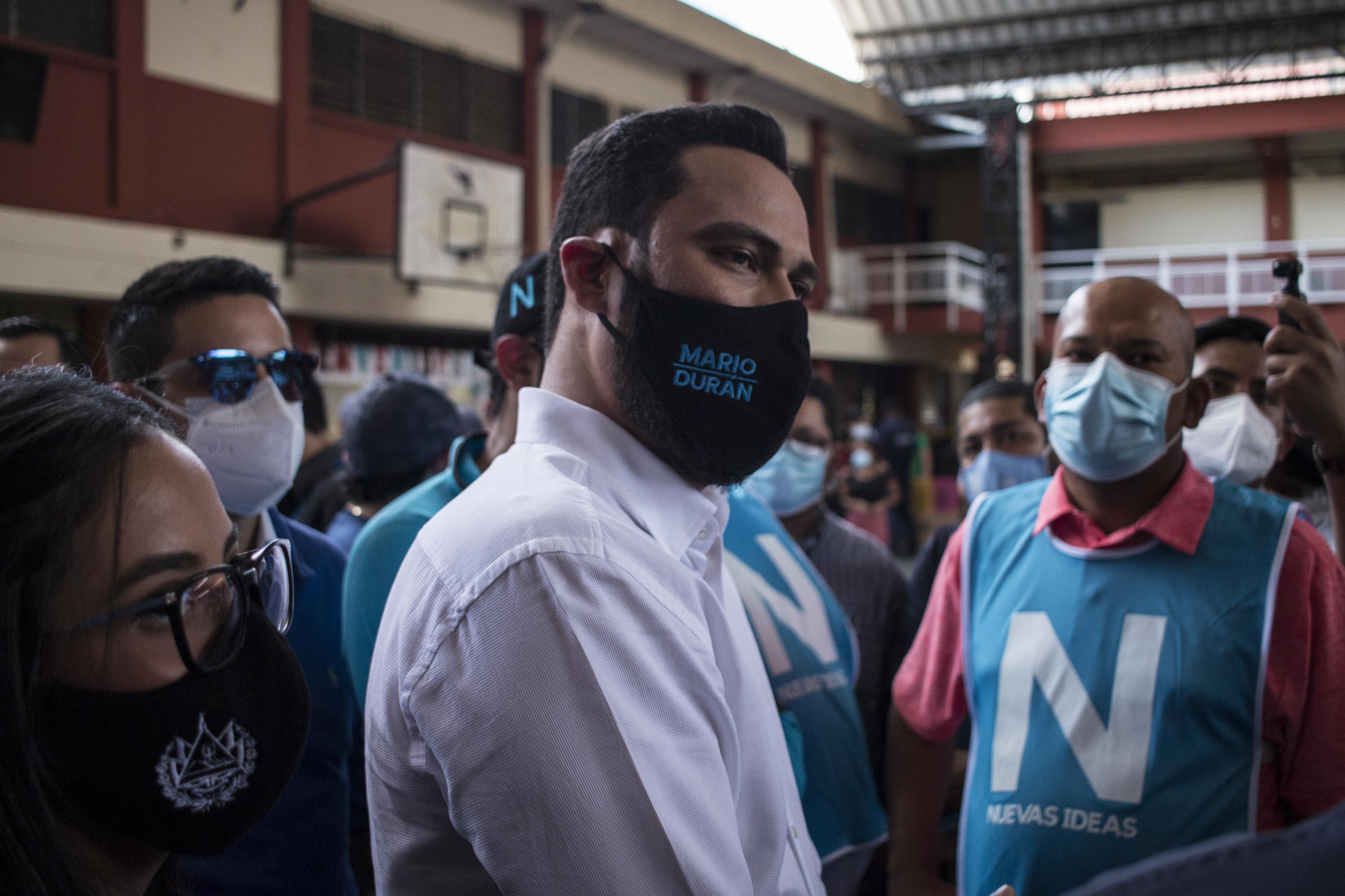 Mario Durán, entonces candidato a alcalde de San Salvador, llegó a votar al Instituto Nacional Manuel José Arce, del barrio San Jacinto, el 28 de febrero de 2021. Foto de El Faro: Víctor Peña. 