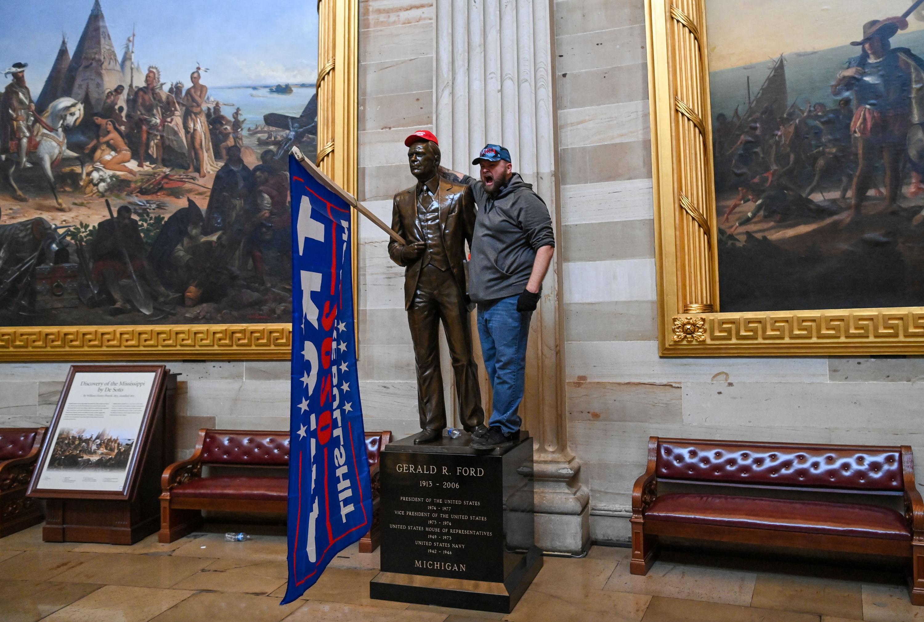Los partidarios del presidente de los Estados Unidos, Donald Trump, ingresan a la Rotonda del Capitolio de los Estados Unidos el 6 de enero de 2021 en Washington, DC. - Los manifestantes violaron la seguridad y entraron al Capitolio mientras el Congreso debatía la Certificación de Voto Electoral para las elecciones presidenciales de 2020. Foto de El Faro: Saul LOEB / AFP.