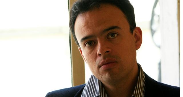 Luis Ayhllón.