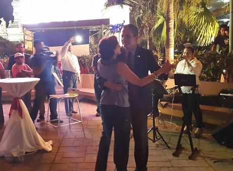 Edwin Zamora, candidato a la alcaldía de San Salvador por Arena, baila con su esposa el 15 de enero en la plaza Morazán del centro capitalino, durante la presentación de su plataforma para 