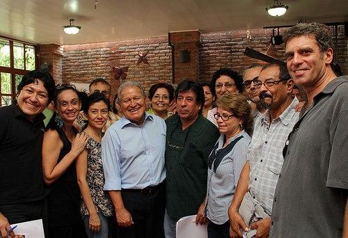 Artistas de distintas disciplinas posan junto al entonces candidato, Salvador Sánchez Cerén, al finalizar la mesa de cultura y arte de Diálogo país. Foto tomada de la página Salvador presidente.