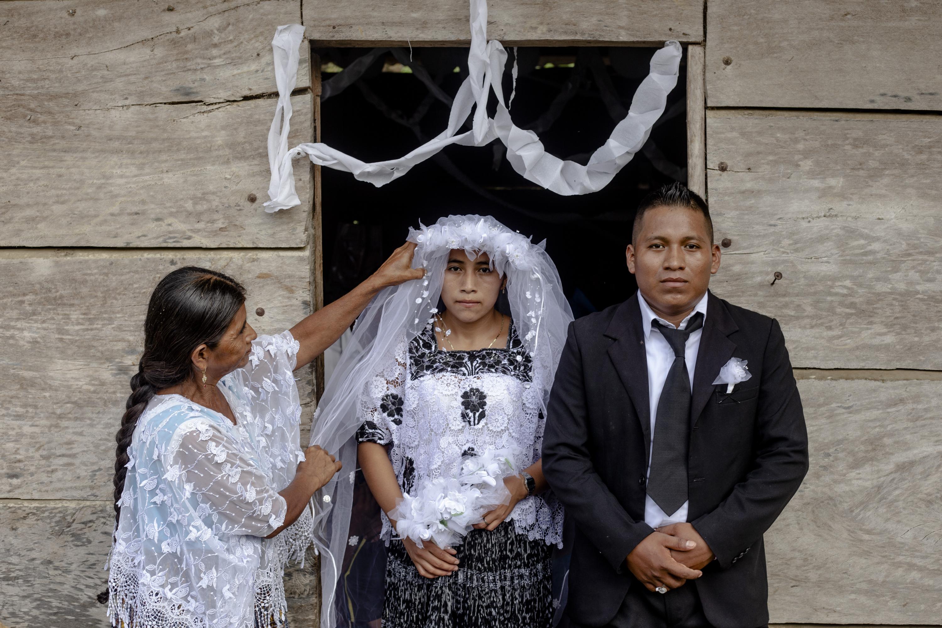 Boda de Gladis Rash, de 18 años, y Alexander Caal, de 22, en la comunidad Las Muñecas. 30 de junio de 2019. Esta imagen forma parte del especial 