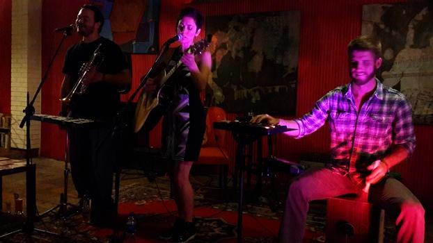 Gina Chávez en Yemayá. El setlist de este concierto de música original incluyó los covers de 