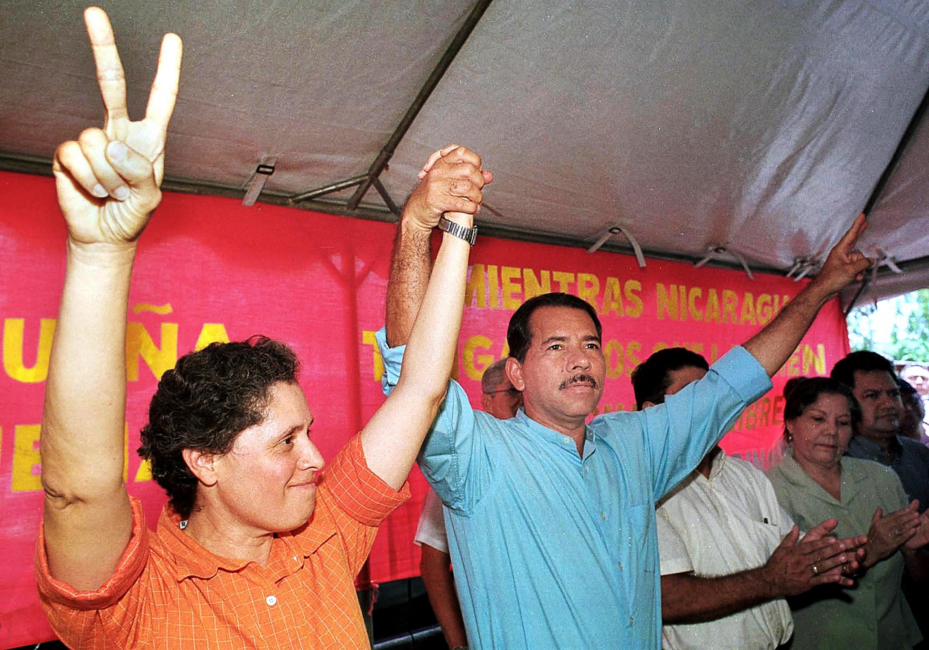 Dora María Téllez (left), president of the Sandinista Renovation Movement (MRS), and Daniel Ortega of the Sandinista National Liberation Front (FSLN) on August 28, 2001 in Managua, Nicaragua. That year the MRS supported the presidential candidacy of Ortega, who would end up losing the election to Enrique Bolaños. Photo Juan José Membreño/AFP