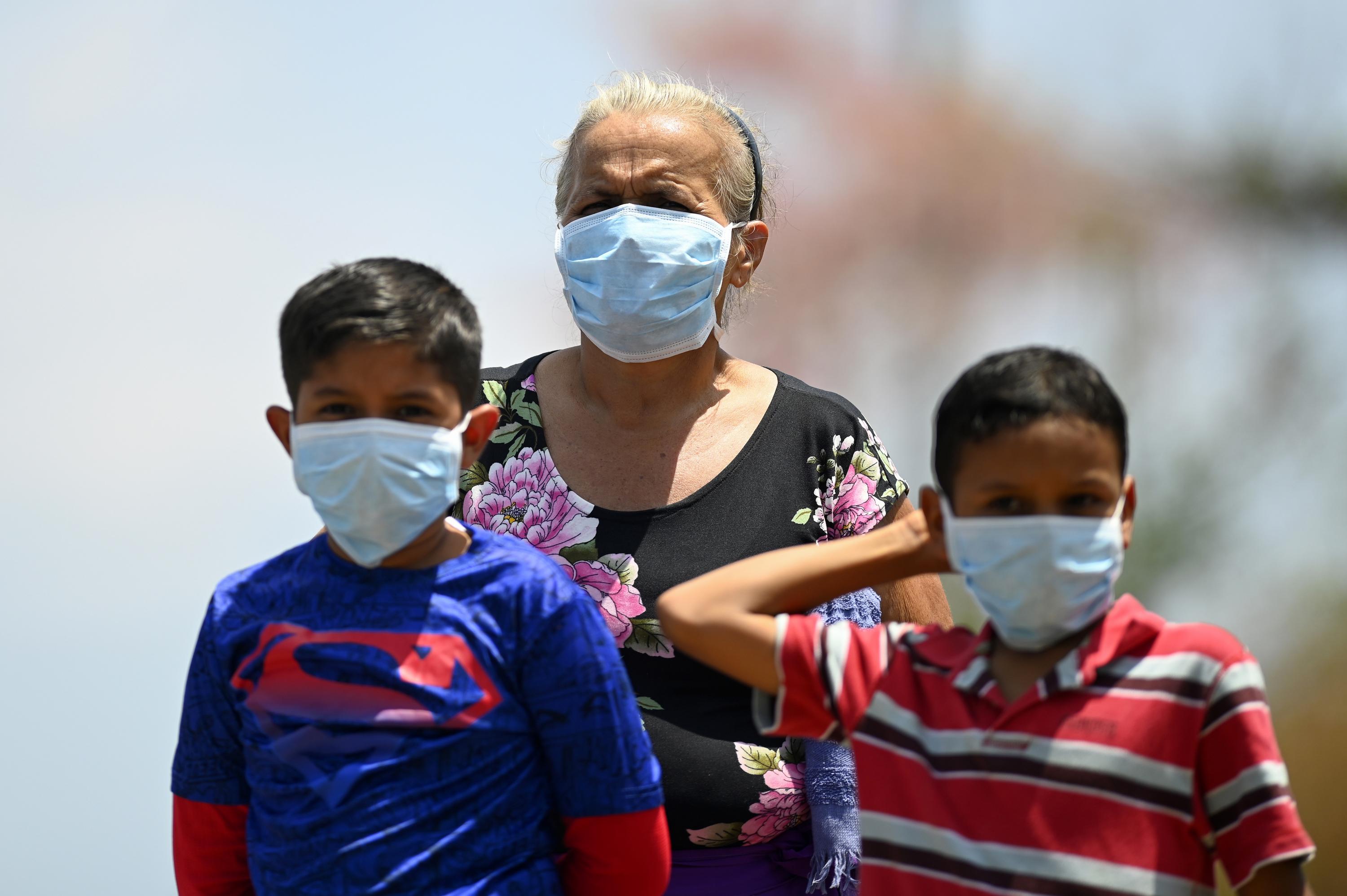 Parientes de personas que guardan cuarentena en Jiquilisco, Usulután, esperan noticias de sus familiares el viernes 13. Foto de Marvin Recinos / AFP.