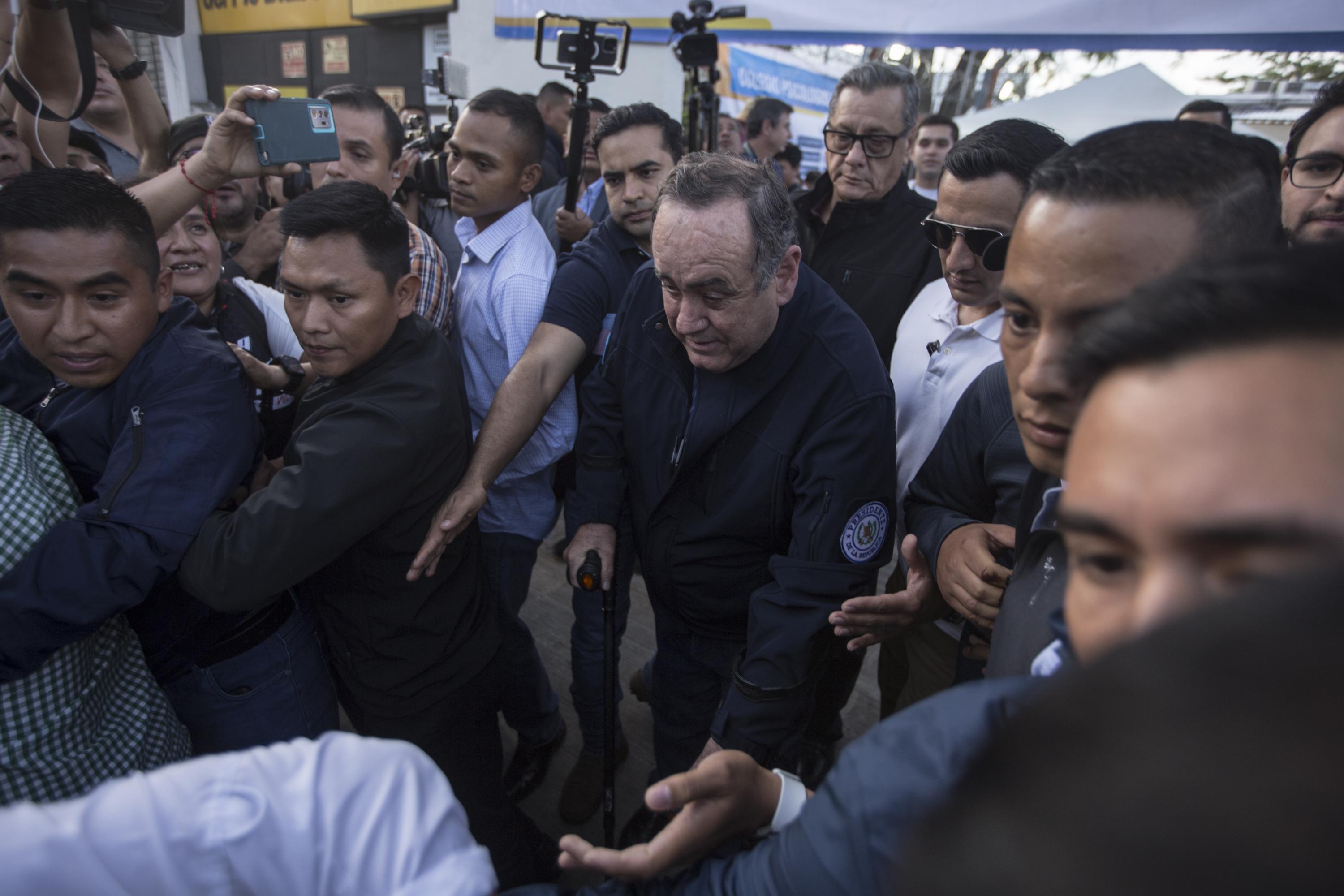 Giammattei sale del Colegio de Psicólogos de Guatemala, donde emitió su voto unos minutos antes del cierre de urnas en la primera vuelta electoral el 25 de junio de 2023. Giammattei convocó a una conferencia para hacer balance de su gestión, pero su equipo la cortó cuando se le preguntó sobre los presuntos sobornos a Magistrados del Tribunal Electoral. 