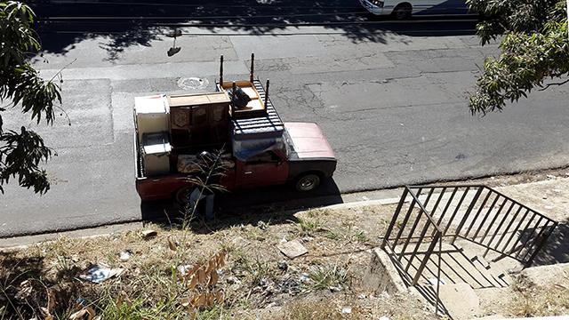 Más de una decena de familias huye de sus casas en el condominio San Valentín de Mejicanos.