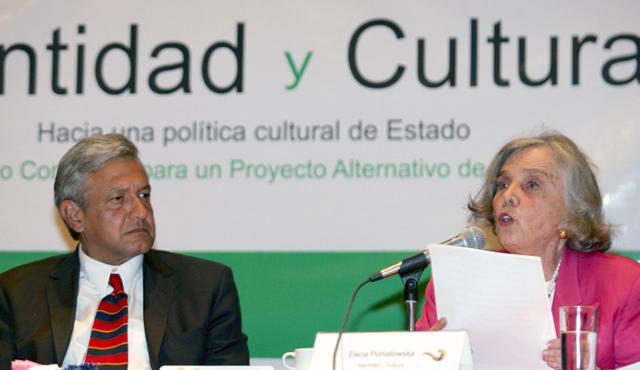 Elena Poniatowska junto a Andrés Manuel López, del Partido de la Revolución Democratica (PRD), apoyando su protesta por el presunto fraude electoral de julio de 2006 que favoreció al oficialista Felipe Calderón, del PAN. / AFP PHOTO/ ALFREDO ESTRELLA.