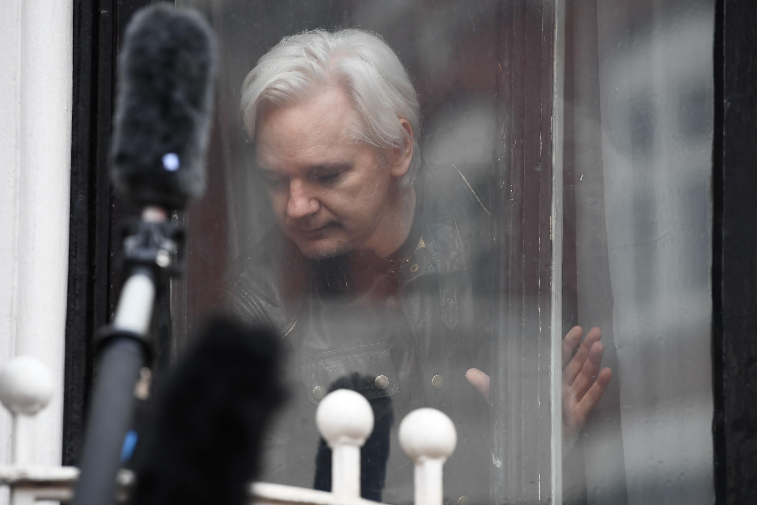 Foto de archivo, mayo 19 de 2017. Julian Assange sale al balcón de la embajada de Ecuador en Londres. Foto de Justin Tallis / AFP.
