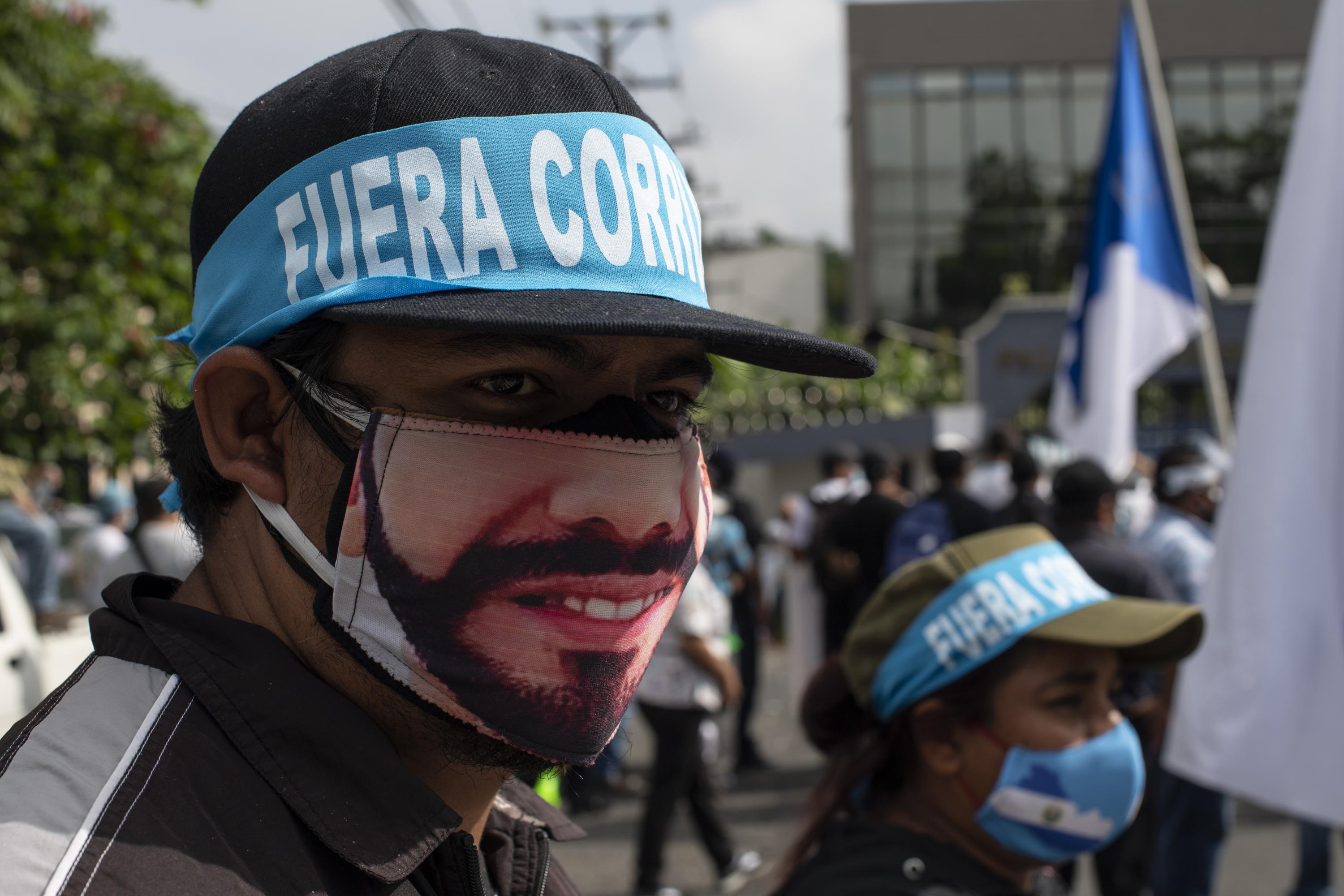 Simpatizantes de Nayib Bukele protestan en las afueras del Centro de Gobierno contra los diputados de la Asamblea Legislativa momentos antes de la interpelación al ministro de Defensa Rene Francis Merino Monroy, el 21 de agosto 2020, Merino Monroy fue citado por el congreso para explicar su participación, y la de soldados fuertemente armados, en la toma militar de la Asamblea ocurrida el 9 de febrero. Foto de Yuri Cortez / AFP.