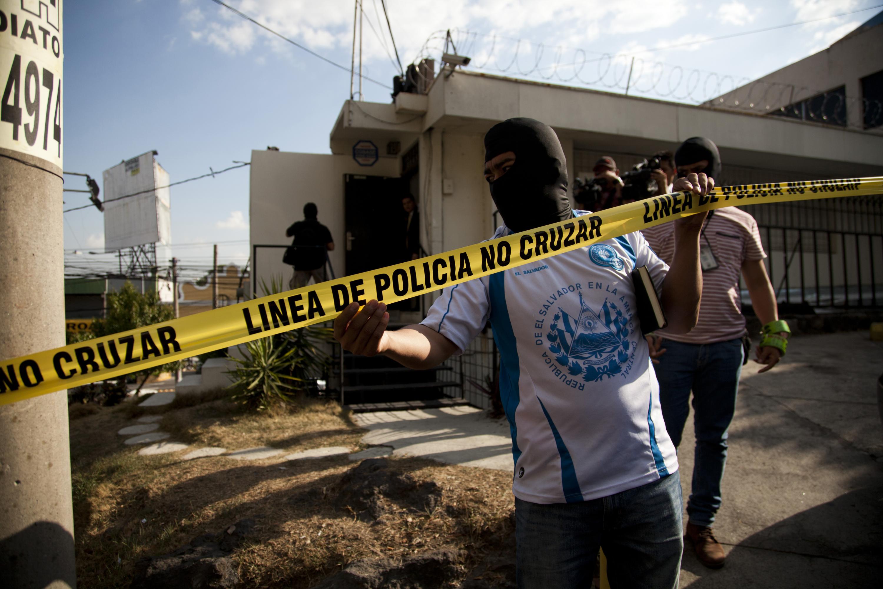 La Policía Nacional Civil allanó el 8 de abril de 2016, por orden de la Fiscalía General de la República, las oficinas de Mossack Fonseca que operan en El Salvador, ubicadas sobre el Paseo General Escalón y Calle La Ceiba, en la colonia Escalón, en San Salvador. Foto El Faro: Archivo.