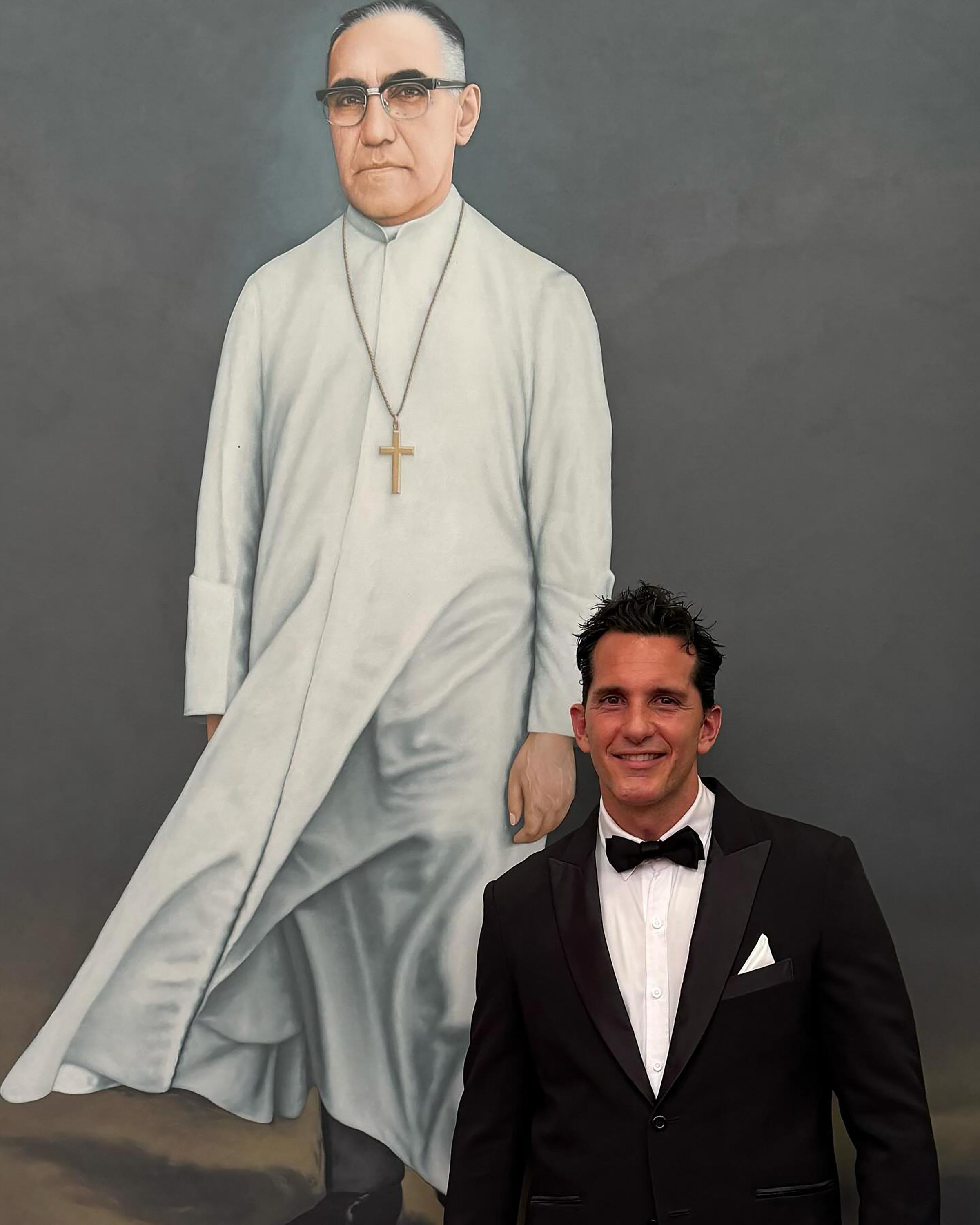 José Miguel Aguilar Berrocal, husband of the first cousin of de facto president Nayib Bukele, in front of the painting of Monsignor Óscar Arnulfo Romero, in the Hall of Honor of the Presidential House, in San Salvador, in June 2024. Photograph taken from Facebook.