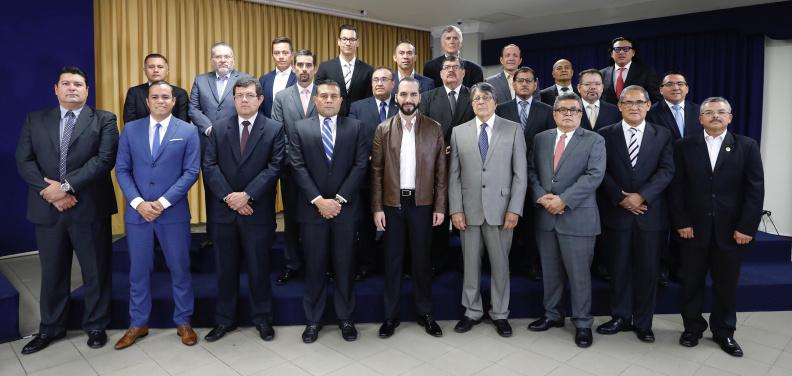 Este martes 11 de junio, el presidente Bukele juramentó a un grupo de funcionarios de este gobierno. Destacan en esta foto los nombres de Ernesto Sanabria, Nelson Guardado, Rigoberto Soto y Gustavo Villatoro, políticos activos durante la administración de Antonio Saca.Foto: Presidencia de El Salvador. 