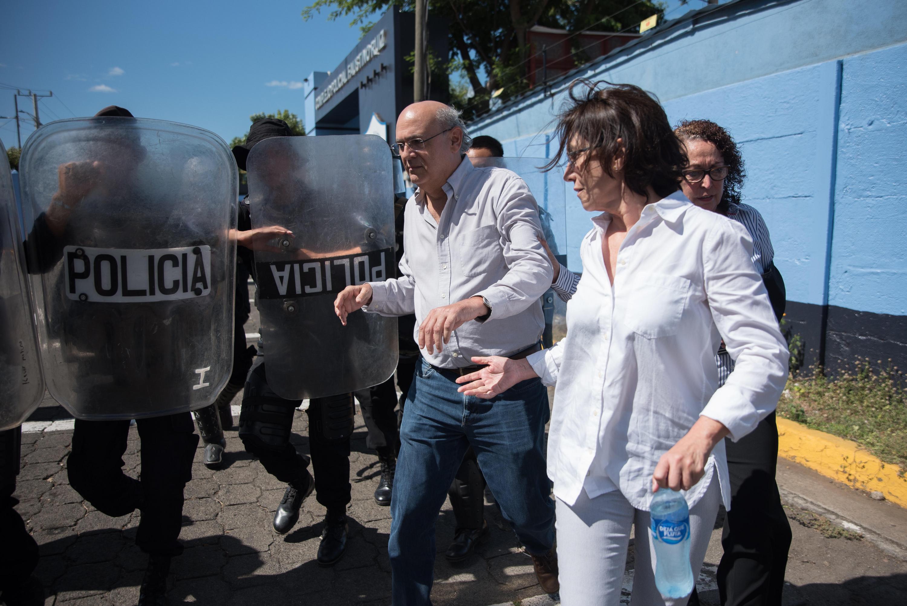 Carlos Fernando Chamorro, su esposa Desirée Elizondo y otros periodistas que se presentaron con ellos al  Complejo Policial Faustino Ruiz para exigir un respuesta ante la confiscación de la redacción de Confidencial y Esta Semana, fueron desalojados por un grupo de antimotines que los golpearon. 15 de diciembre, 2018. Foto: Carlos Herrera / Confidencial