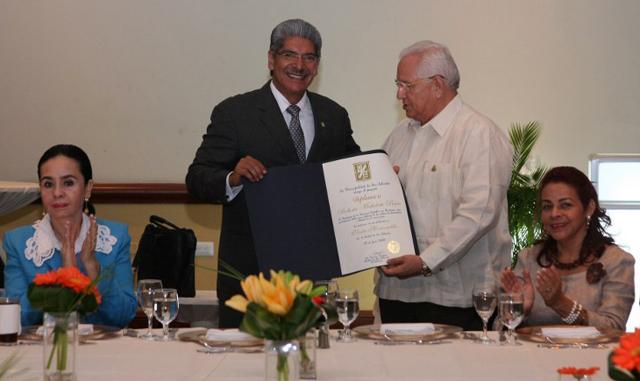 Norman Quijano nombró visitante distinguido a Roberto Micheletti durante una visita a San Salvador el 22 de junio de 2010, un año después de que este último liderara el golpe de estado contra Manuel Zelaya y asumiera la presidencia de Honduras. / AFP PHOTO / HO