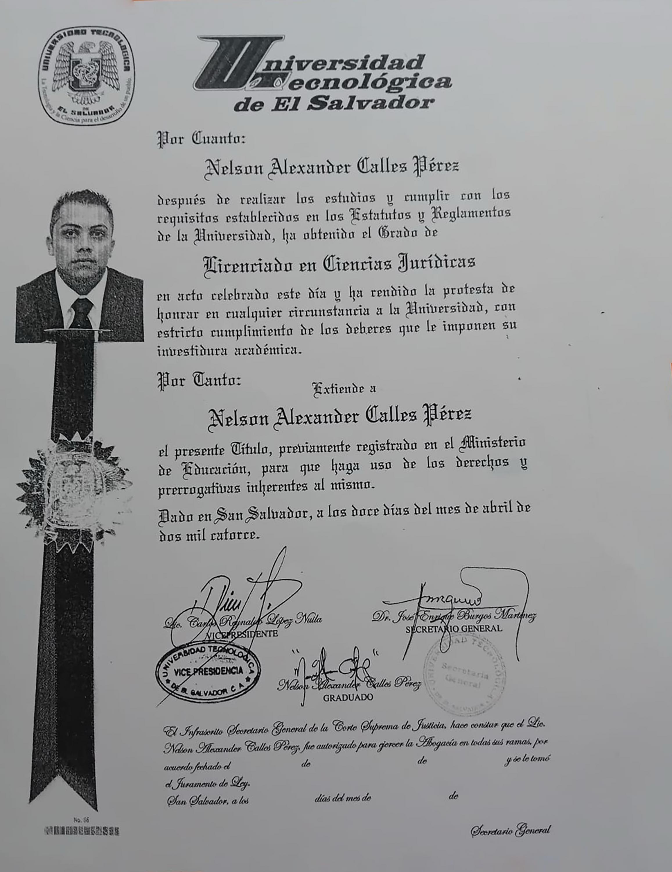 Nelson se graduó de la licenciatura en ciencias jurídicas en abril de 2014.