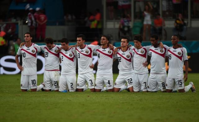 Jugadores de Costa Rica se abrazan durante la tanda de penaltis contra Holanda, que les apeó de Brasil 2014, tras un histórico desempeño Solo cuatro selecciones han llegado más lejos que los ticos en este Mundial. Foto Damien Meyer (AFP).