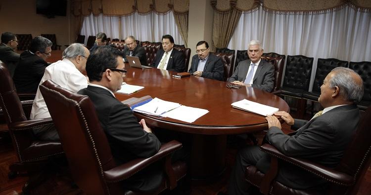 El presidente Sánchez Cerén se reunió este lunes con los secretarios generales de los partidos políticos para explicarles las motivaciones de por qué la Policía, que depende del Ejecutivo, capturó el viernes 5 de febrero de 2015 a cuatro de los 17 militares procesados por el caso jesuitas, quienes están procesados en un juzgado español. Foto: cortesía de Casa Presidencial.